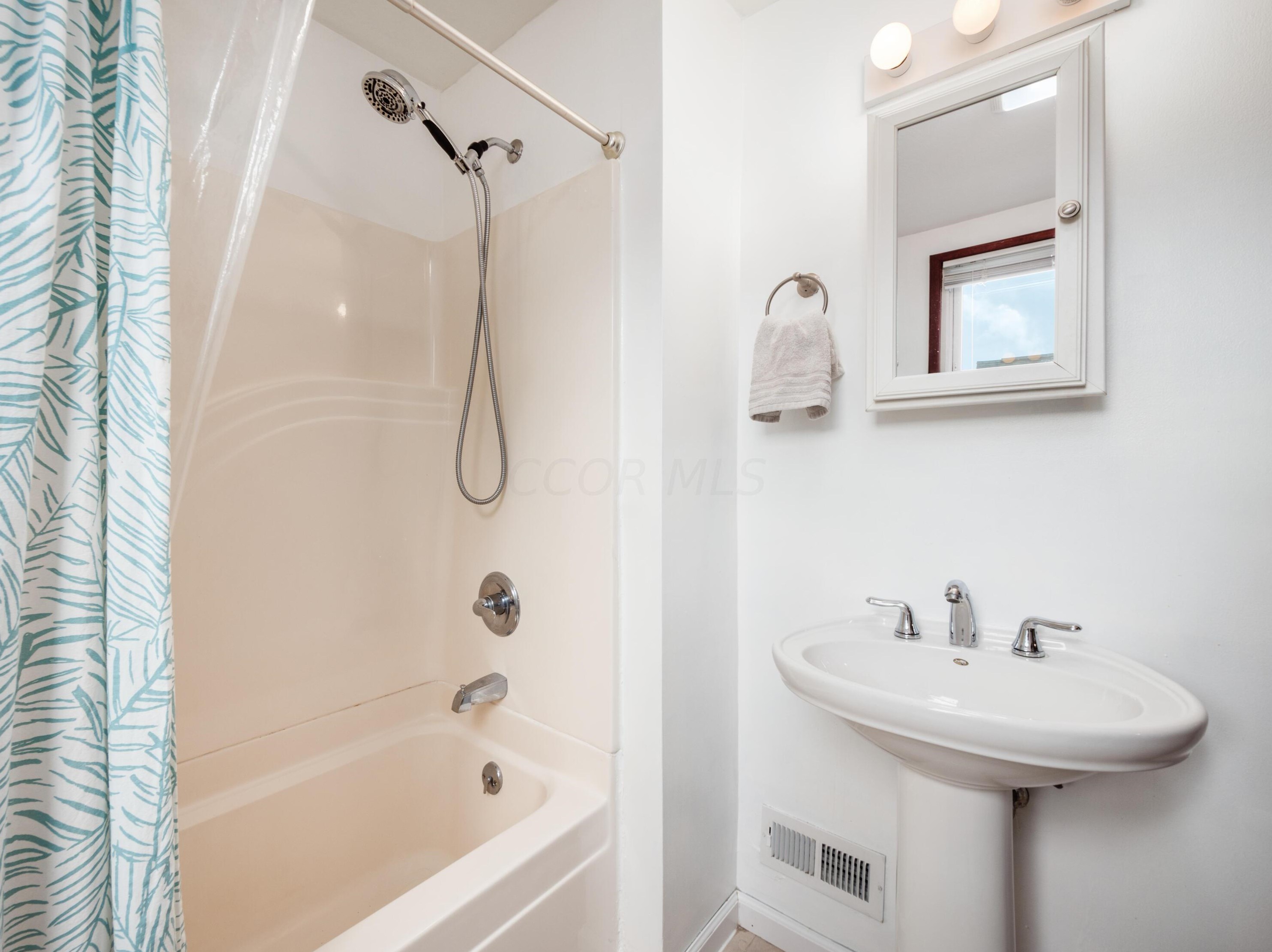 116 Como Ave, Columbus OH  43202-1211 exterior