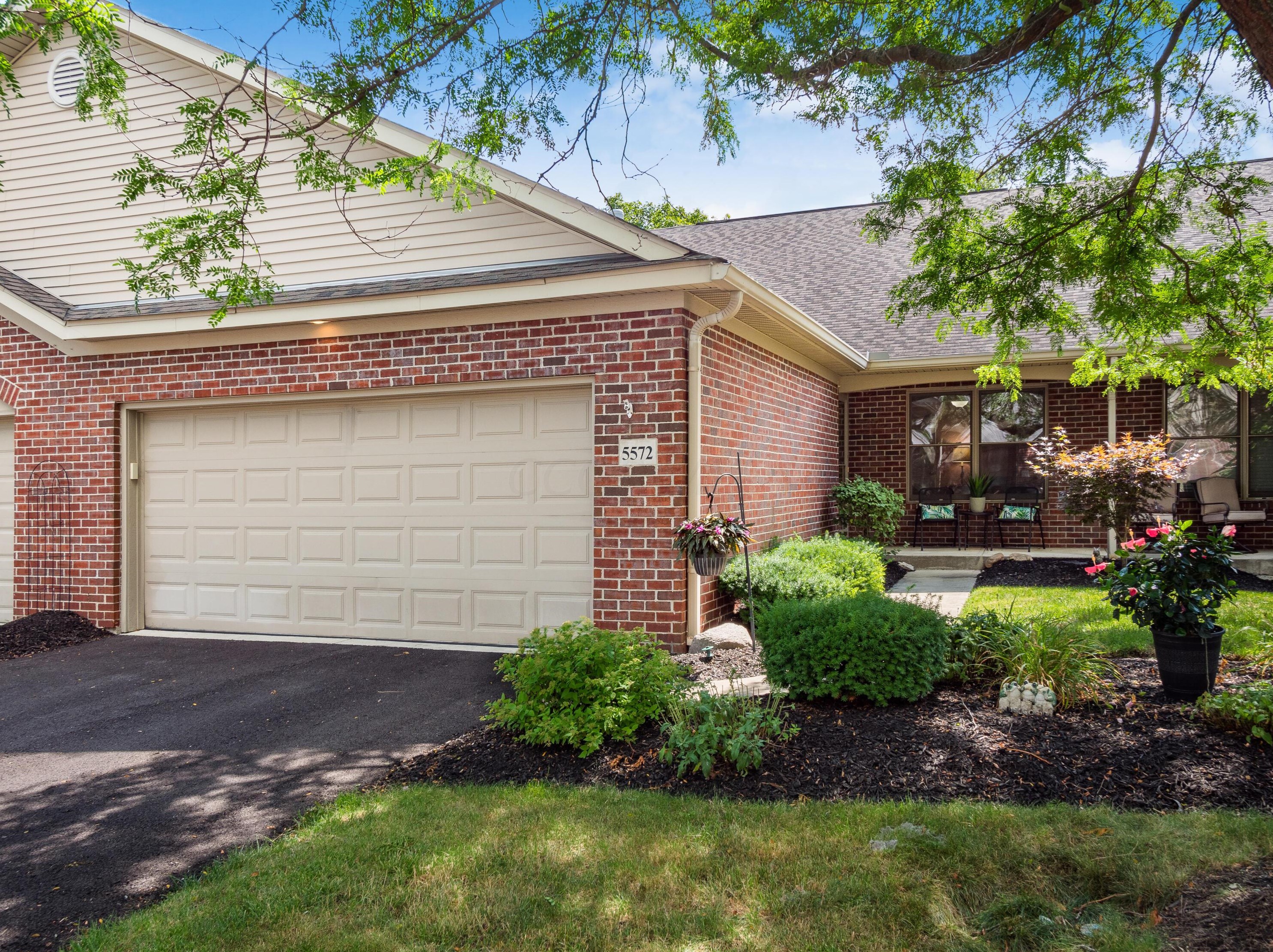5572 Brighton Hill Ln, Dublin, OH 43016