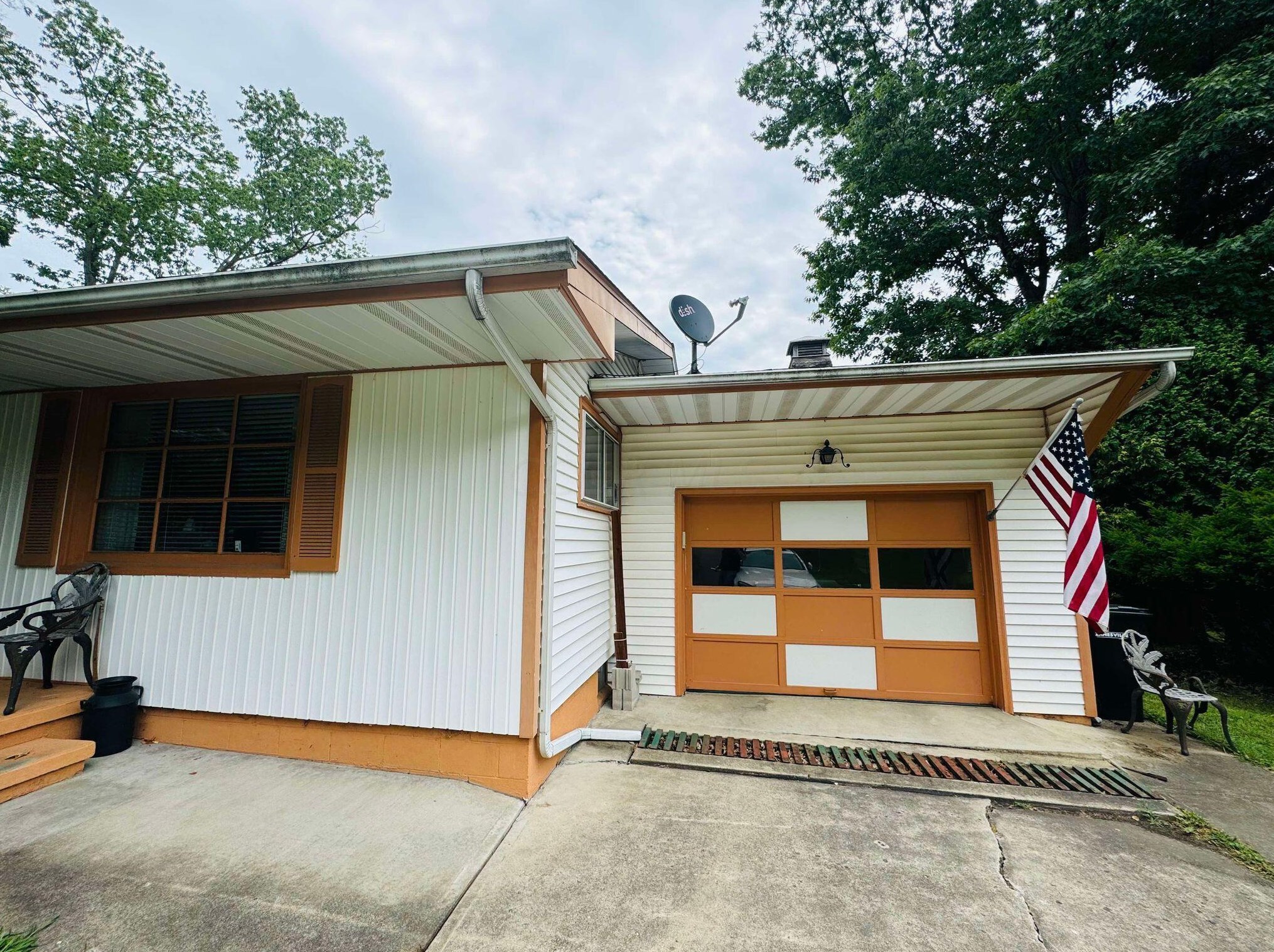 2440 Geneva Dr, Zanesville, OH 43701