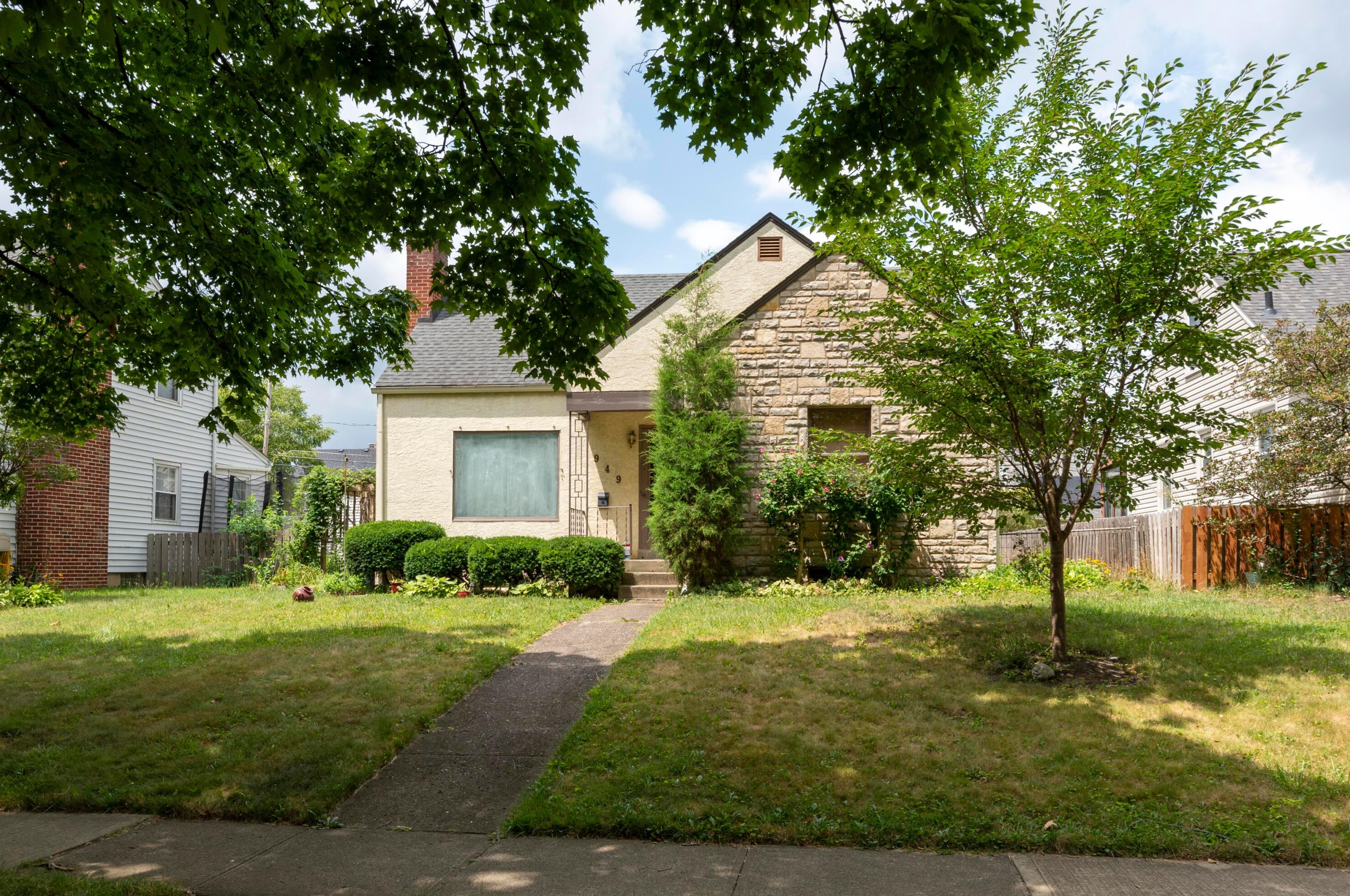 949 Roosevelt Ave, Columbus, OH 43209-2542
