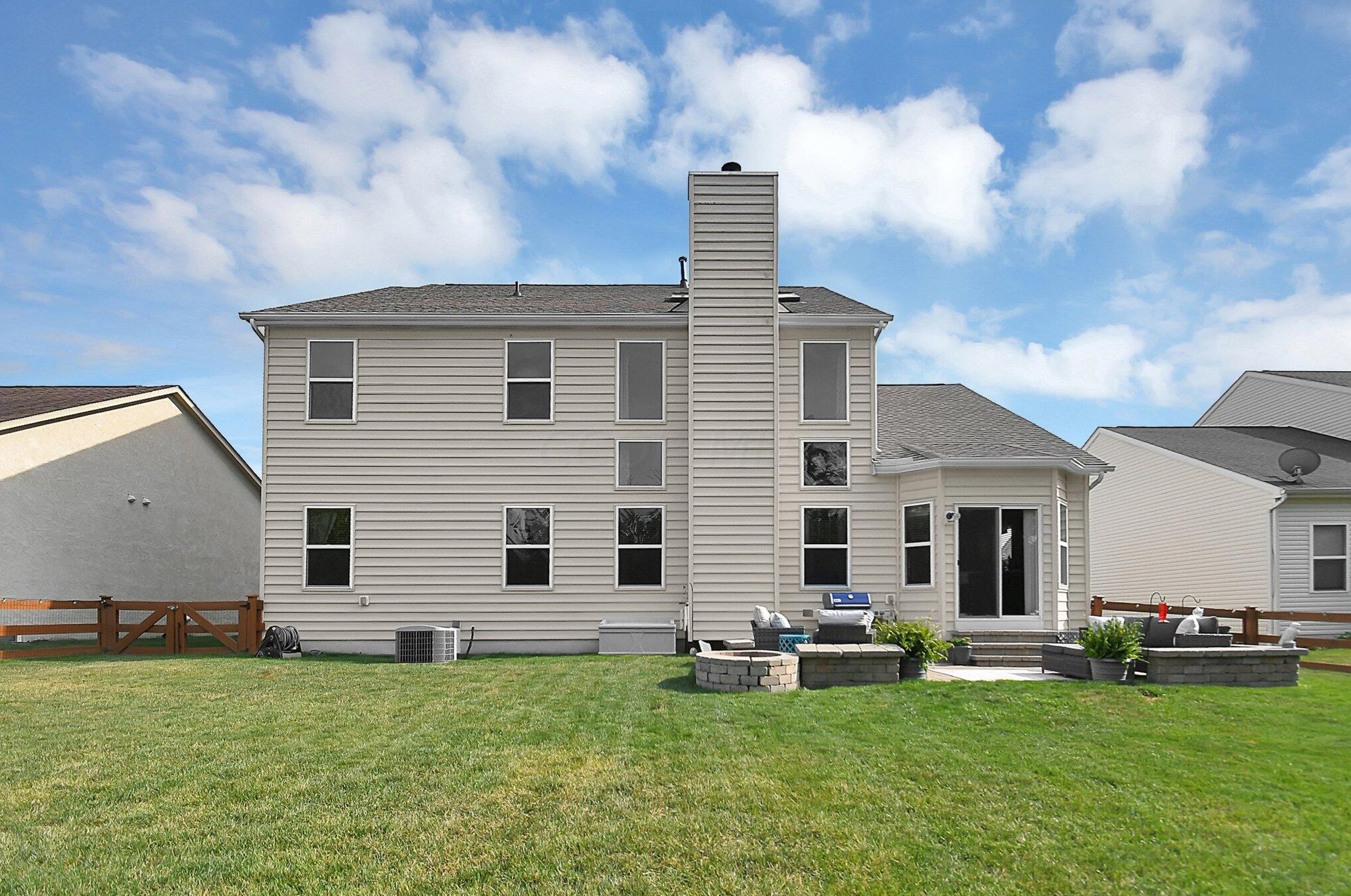 7878 Narrow Leaf Dr, Blacklick, OH 43004