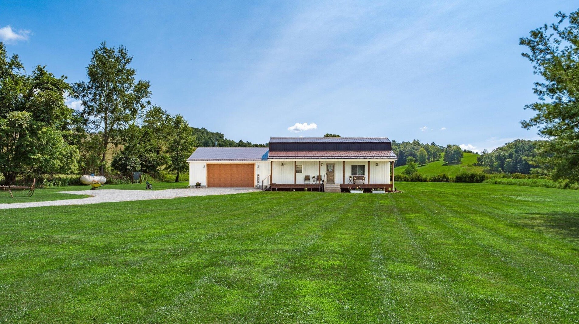 2752 Dragoo Rd, Nashport, OH 43830