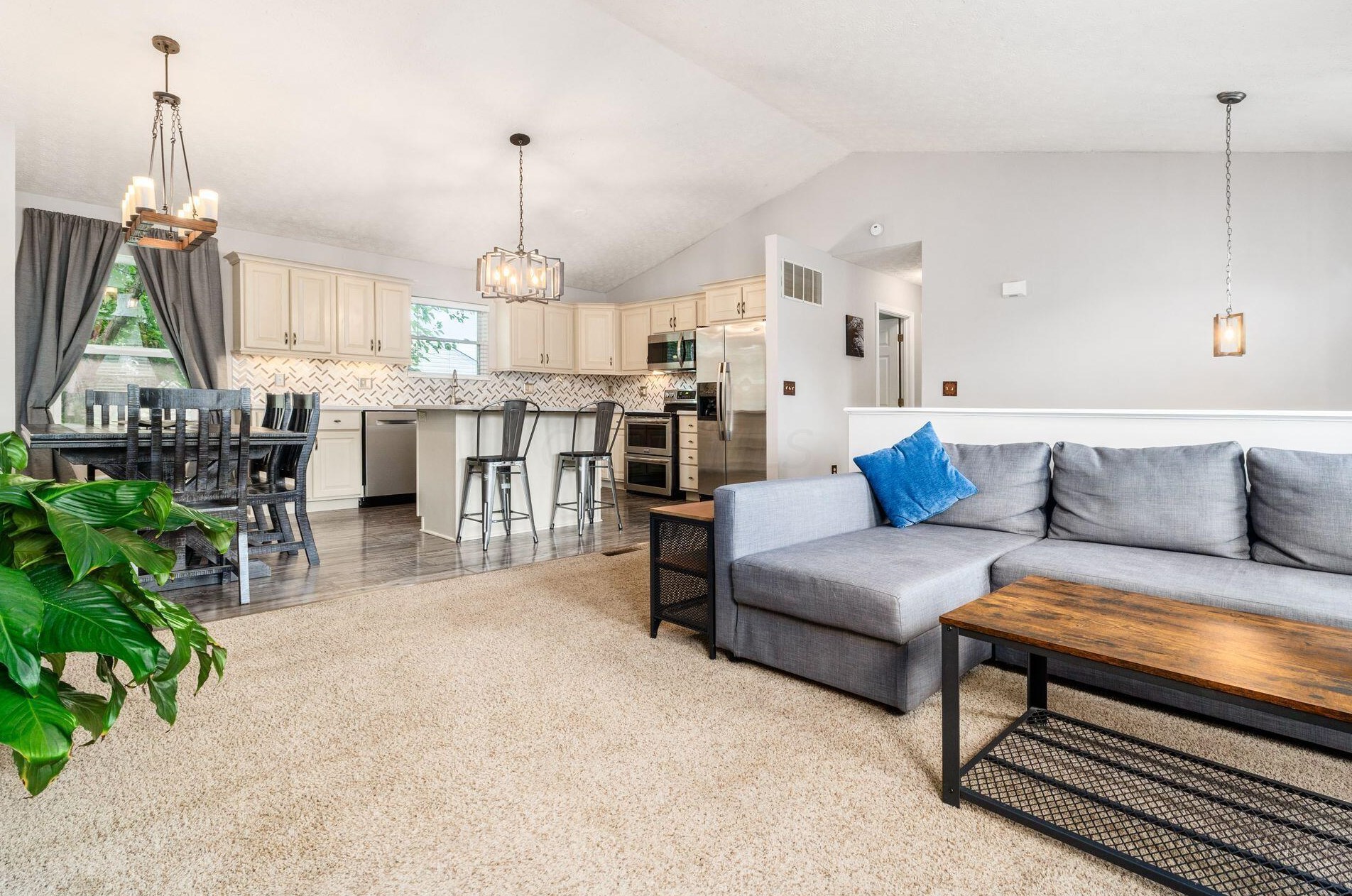 218 Monarch Dr, Pataskala OH  43062-8923 exterior