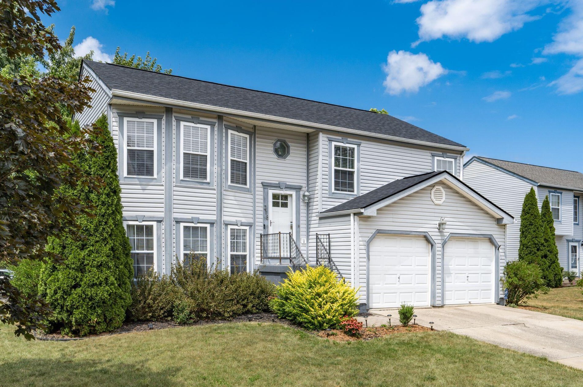218 Monarch Dr, Pataskala, OH 43062