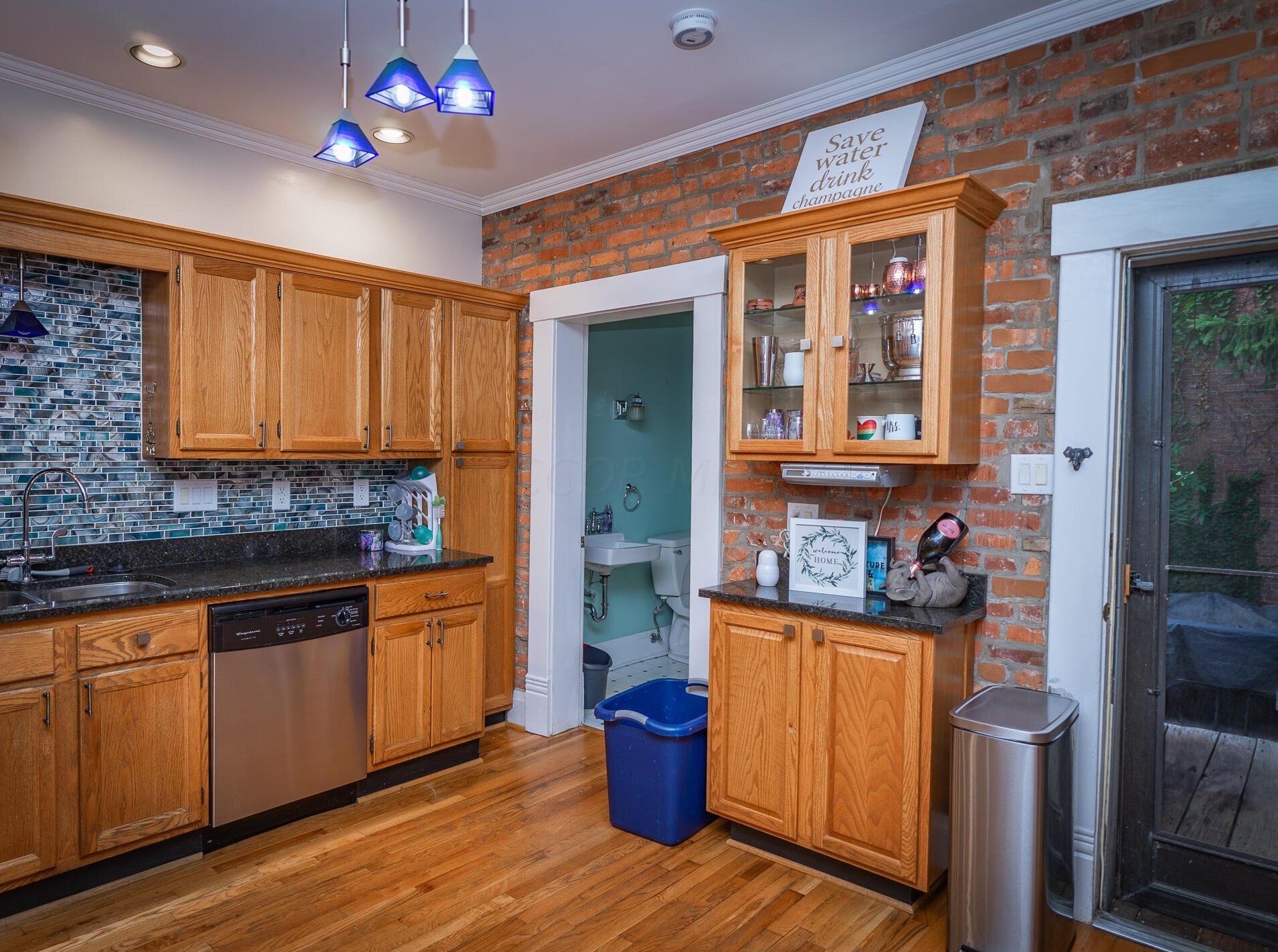 383 Hubbard Ave, Columbus OH 43215-1472 exterior