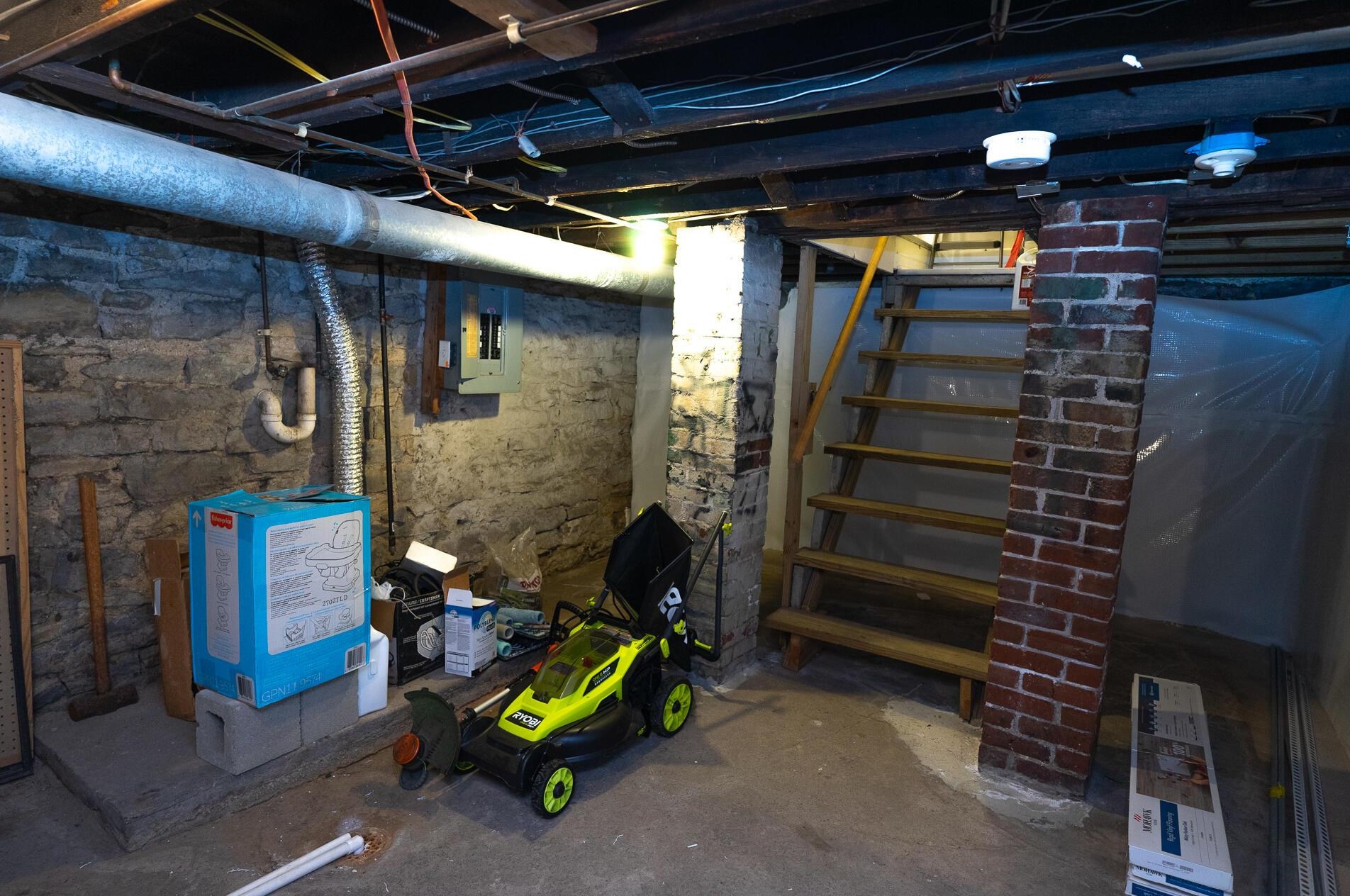 383 Hubbard Ave, Columbus OH 43215-1472 exterior