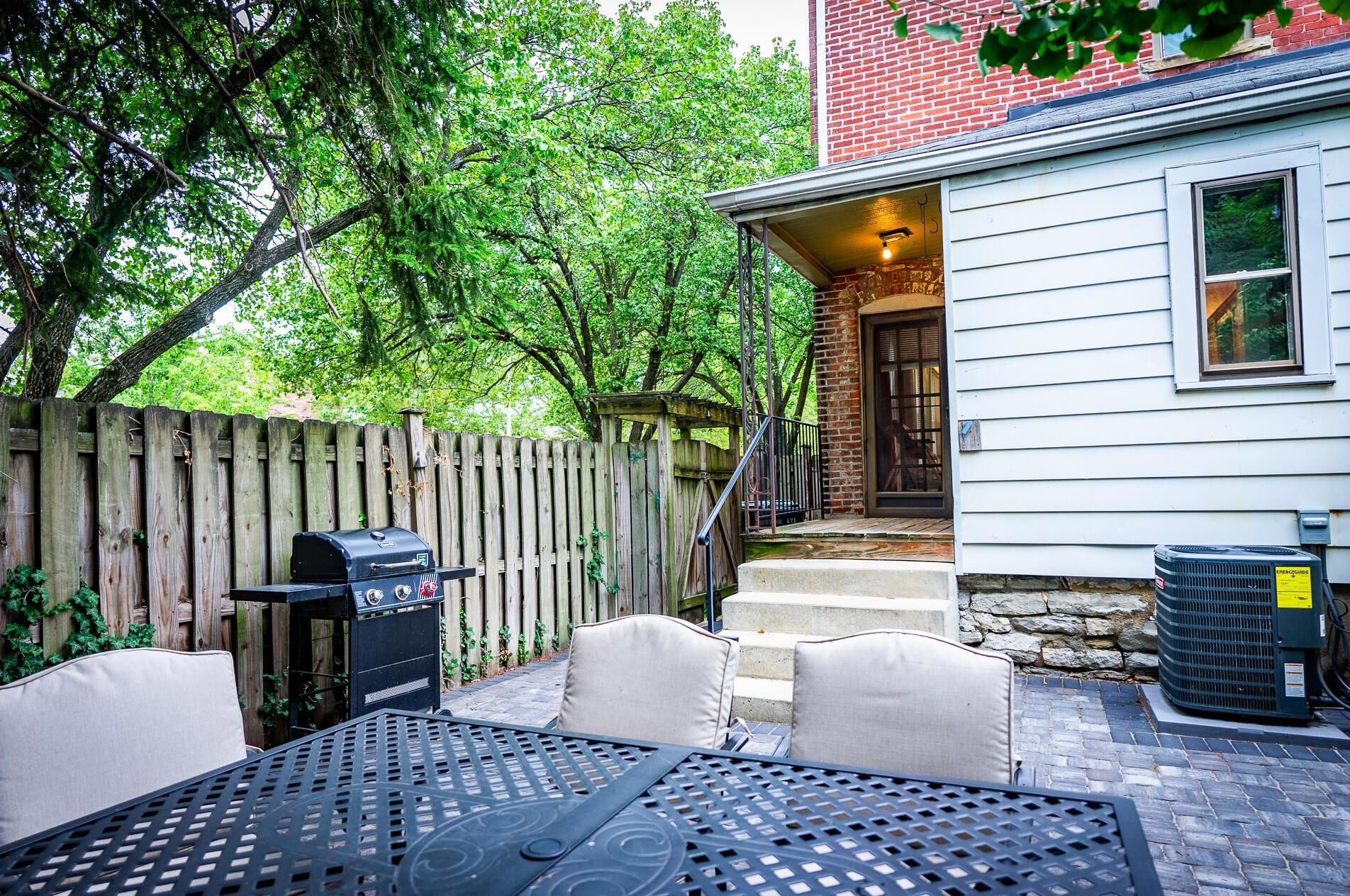 383 Hubbard Ave, Columbus OH 43215-1472 exterior