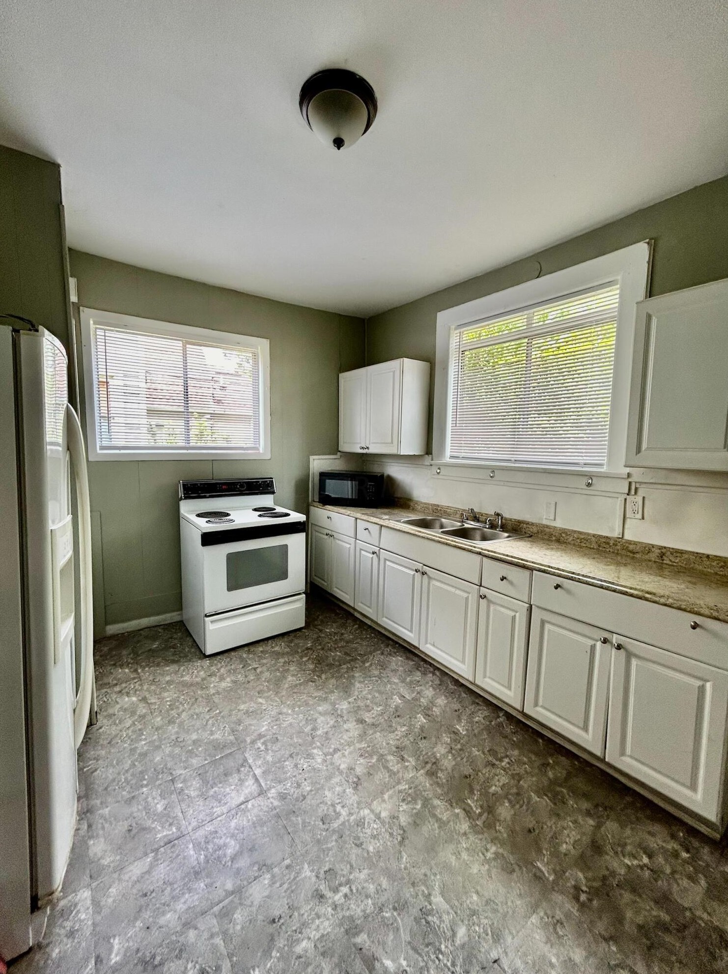 1498 Briarwood Ave, Columbus OH 43211-1407 exterior