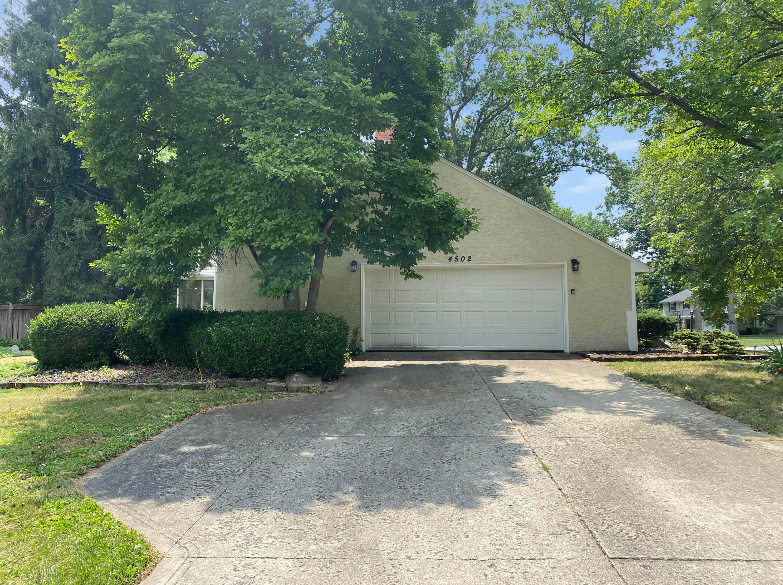 4502 Winterset Dr, Columbus, OH 43220-3823