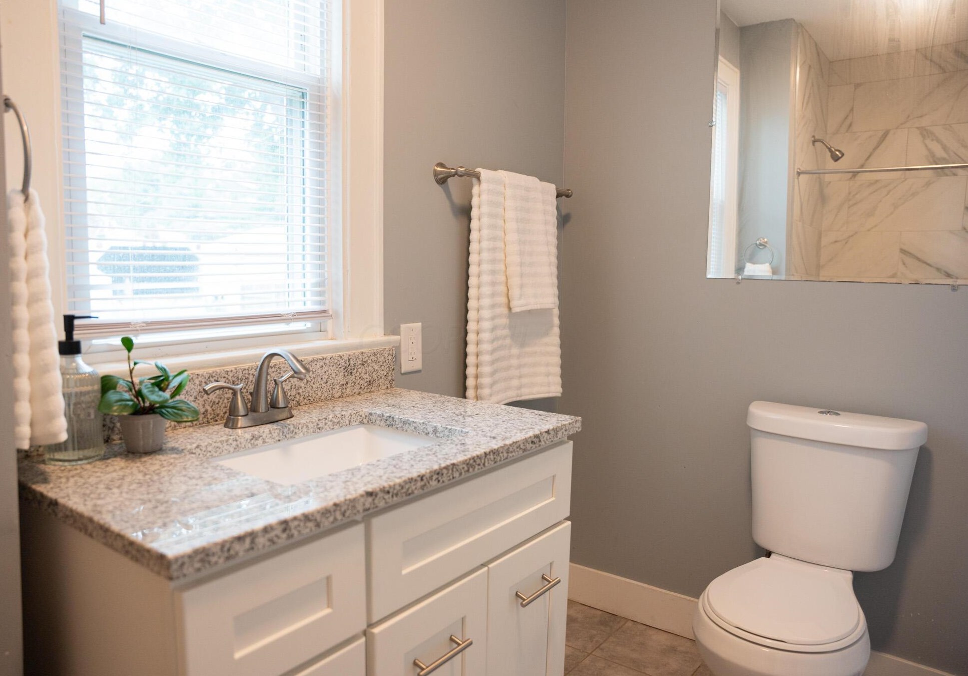 947 Champion Ave, Columbus OH 43206-1565 exterior