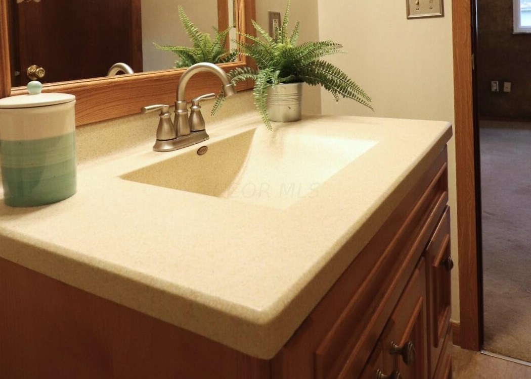 2813 Delcane Dr, Columbus OH  43235-7225 exterior