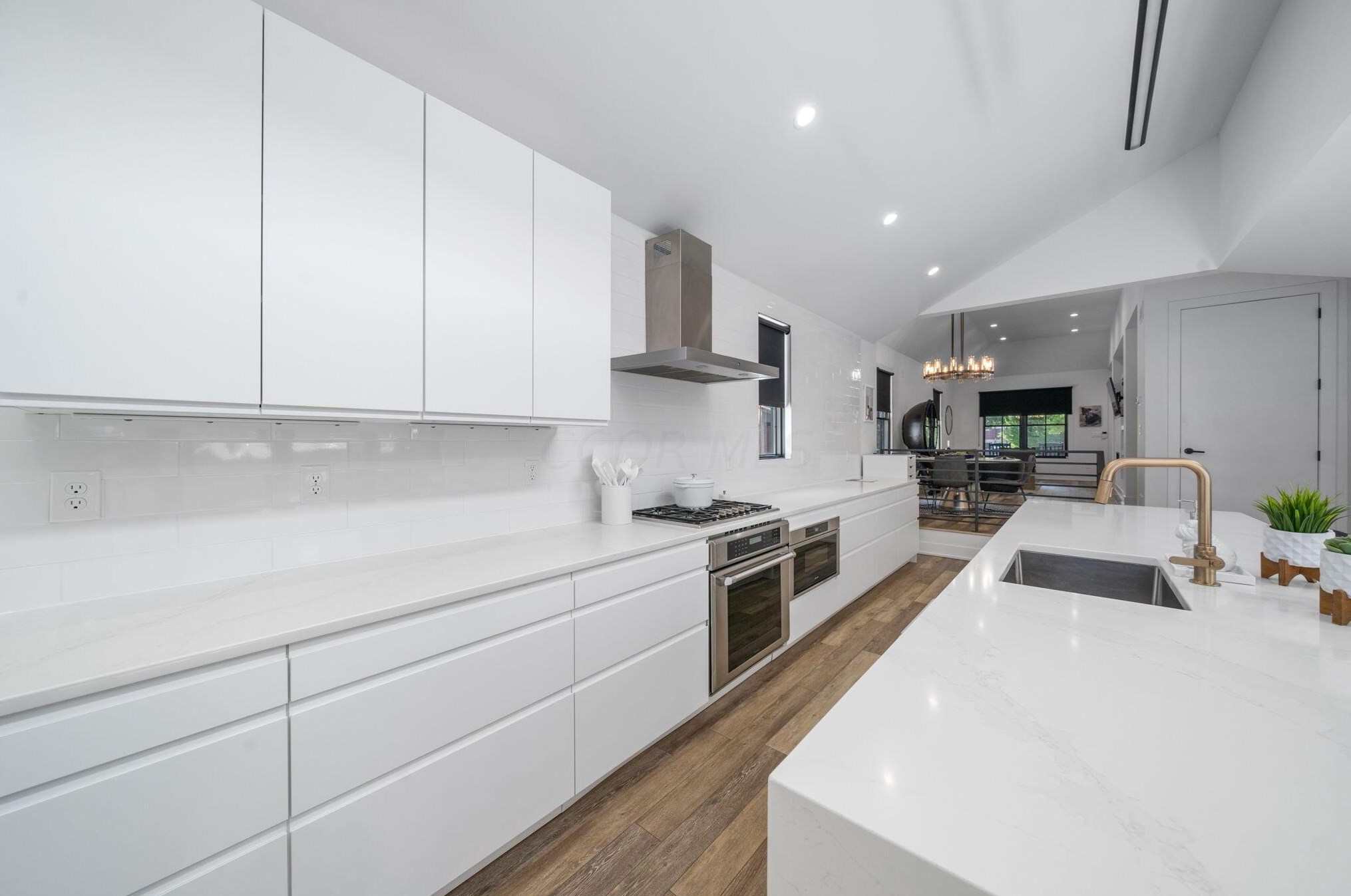 847 Hamlet St, Columbus OH  43215-1537 exterior