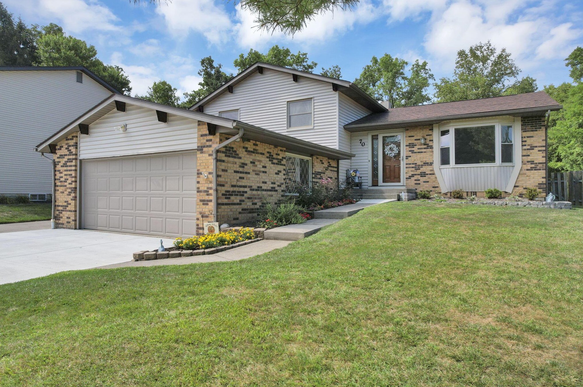 70 Hawthorn Rd Sw, Pataskala, OH 43062