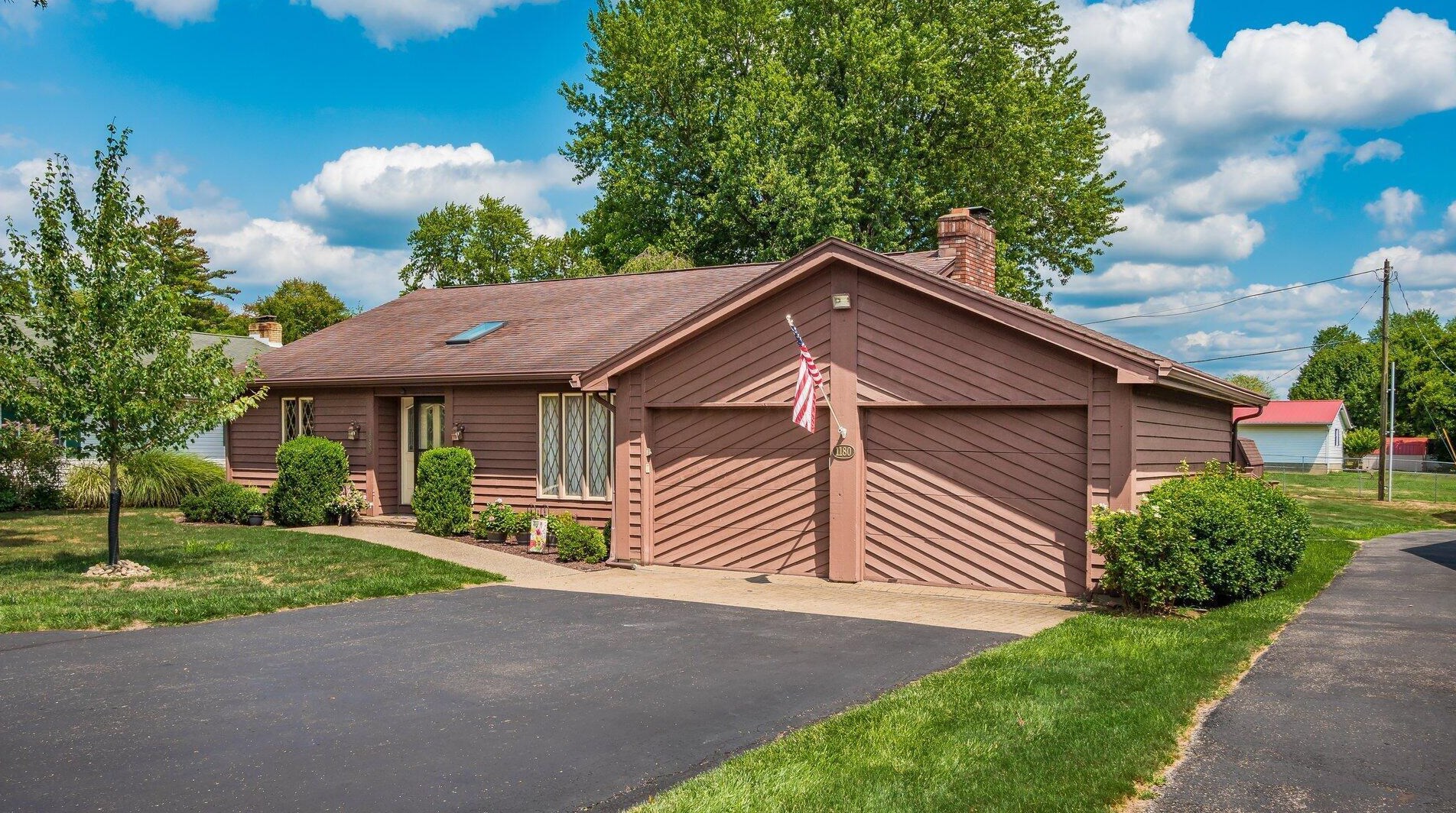 1180 Country Club Dr, Zanesville, OH 43701