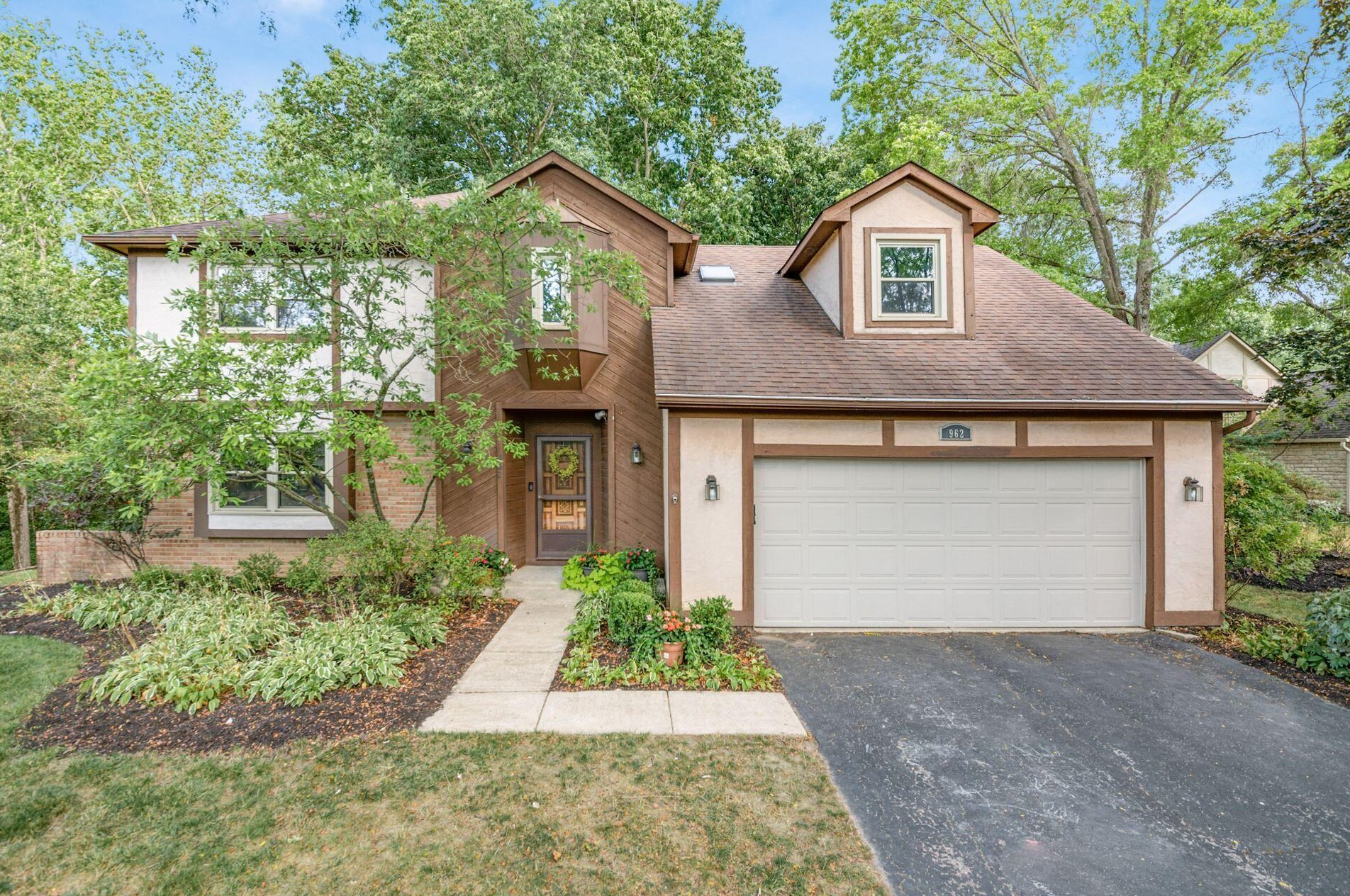 962 Sunlight Ct, Westerville, OH 43081