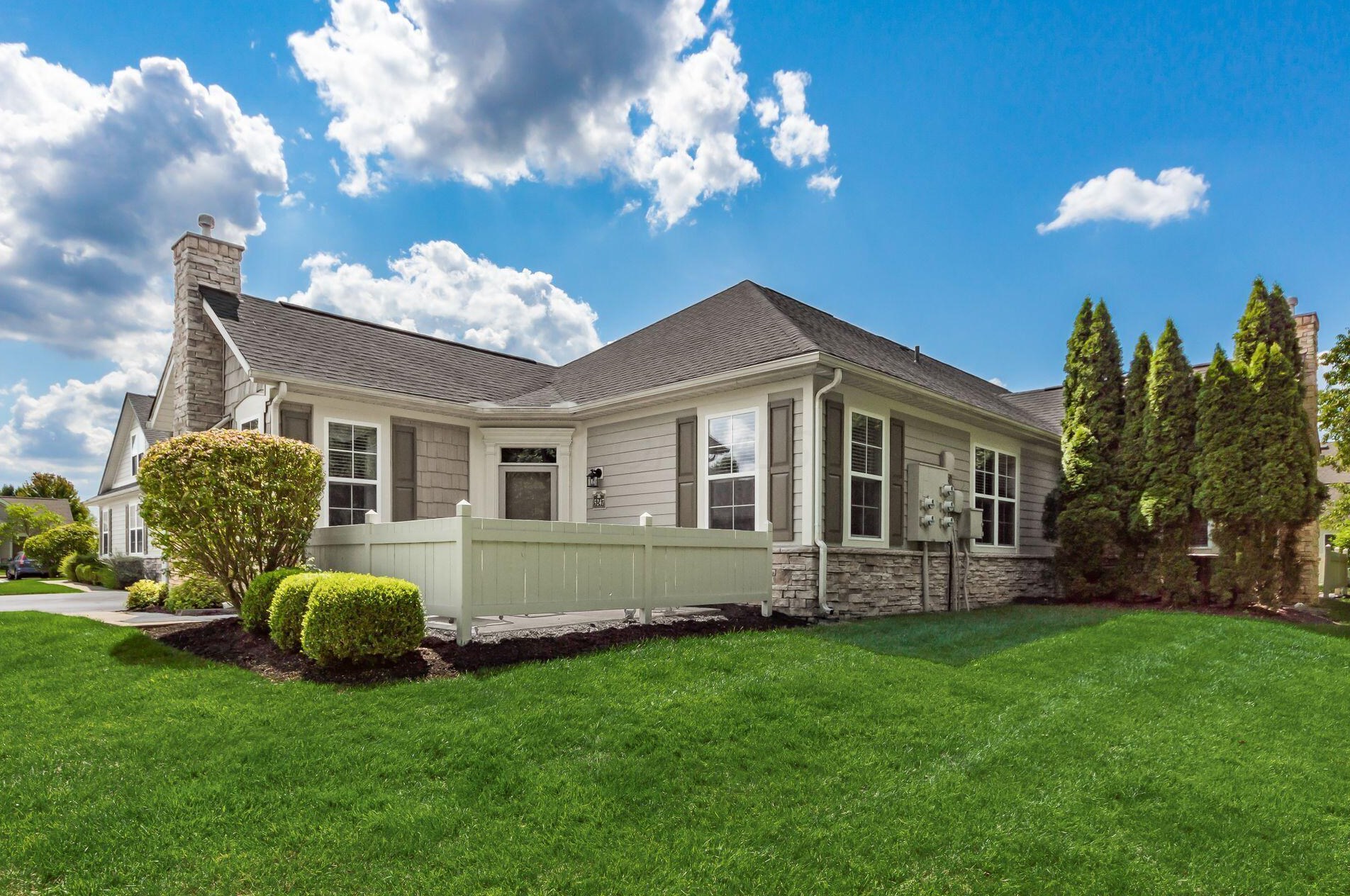 5247 Hayden Woods Ln, Hilliard, OH 43026
