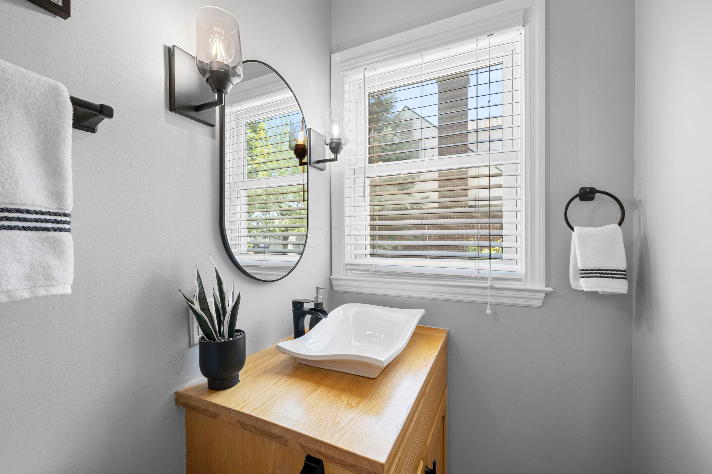 1455 Ashdowne Rd, Columbus OH 43221-3901 exterior