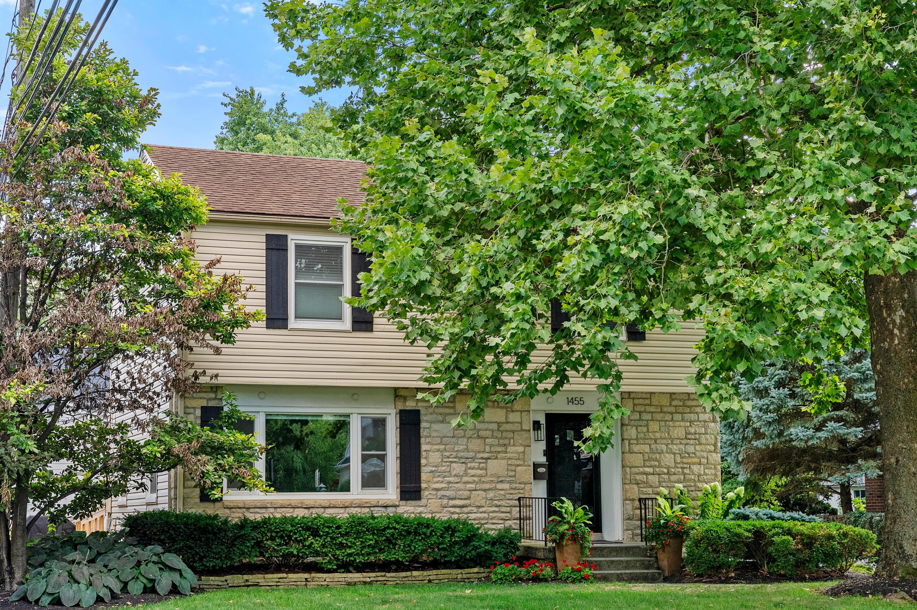 1455 Ashdowne Rd, Columbus OH 43221-3901 exterior