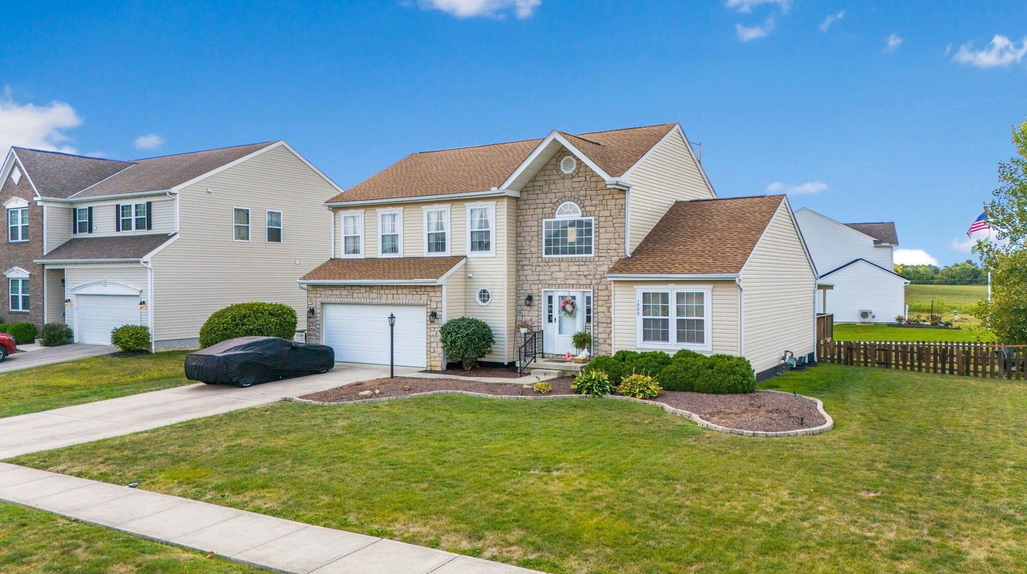 1000 Legacy Ln, Pataskala, OH 43062