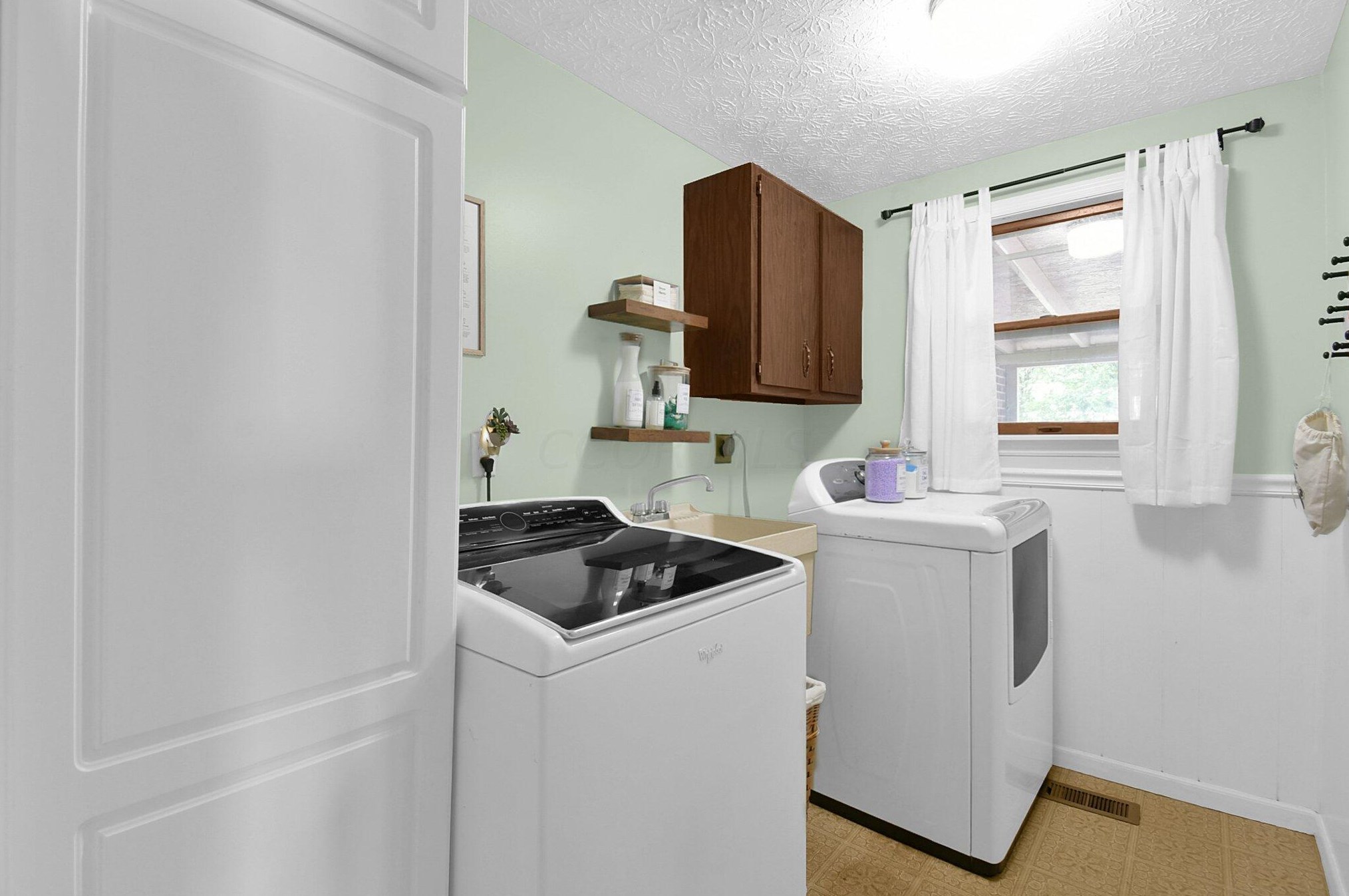 3884 Quail Holw Dr, Columbus OH 43228-9683 exterior