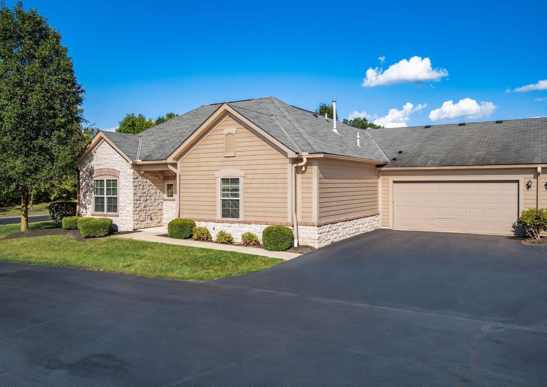 7081 Falls View Cir, Delaware, OH 43015