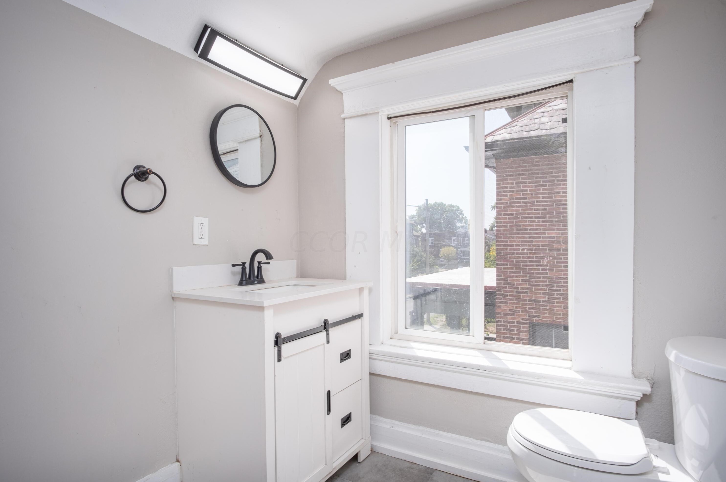 1521 Hamlet St, Columbus OH 43201-3537 exterior