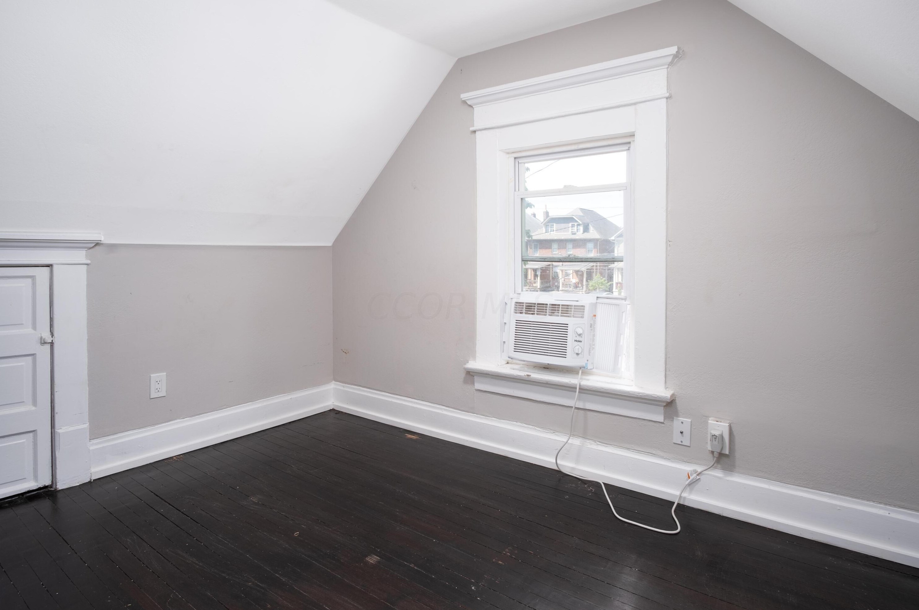 1521 Hamlet St, Columbus OH 43201-3537 exterior