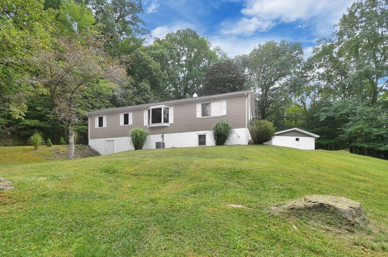 9555 Smokey Row Rd, Saint Louisville, OH 43071