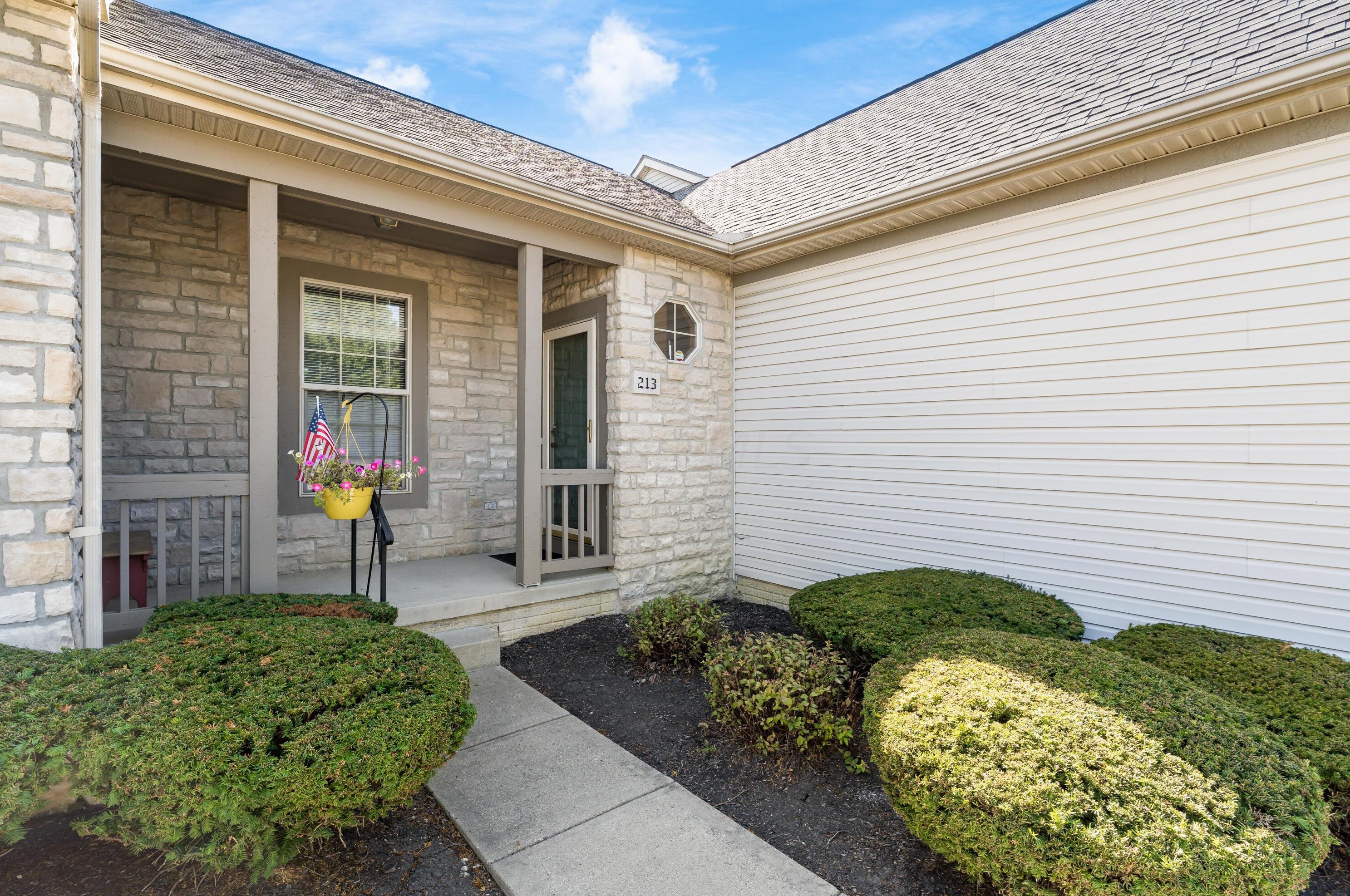213 Pebble Creek Dr Sw, Pataskala, OH 43062