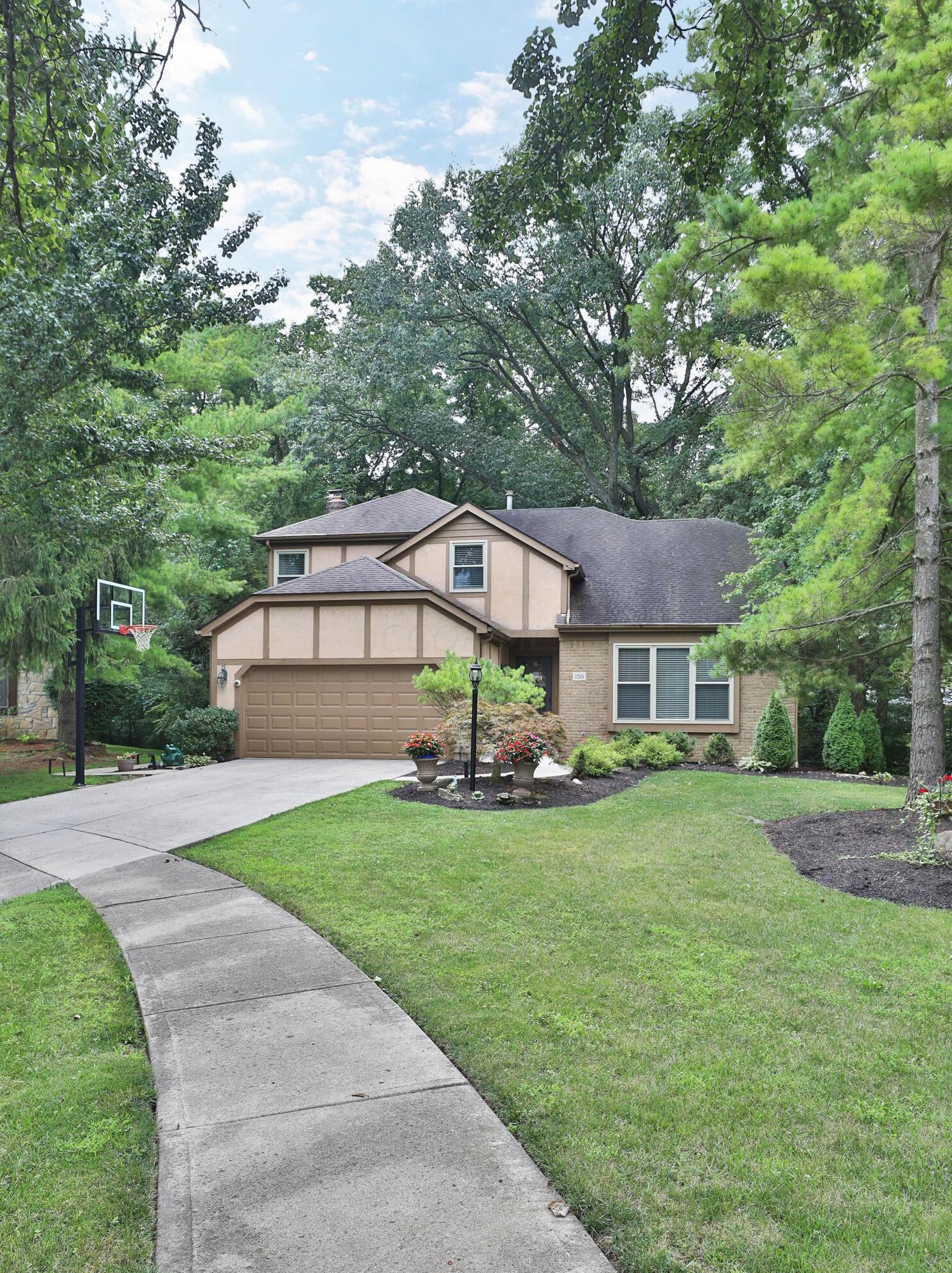 1519 Eastmeadow Pl, Columbus, OH 43235-7535