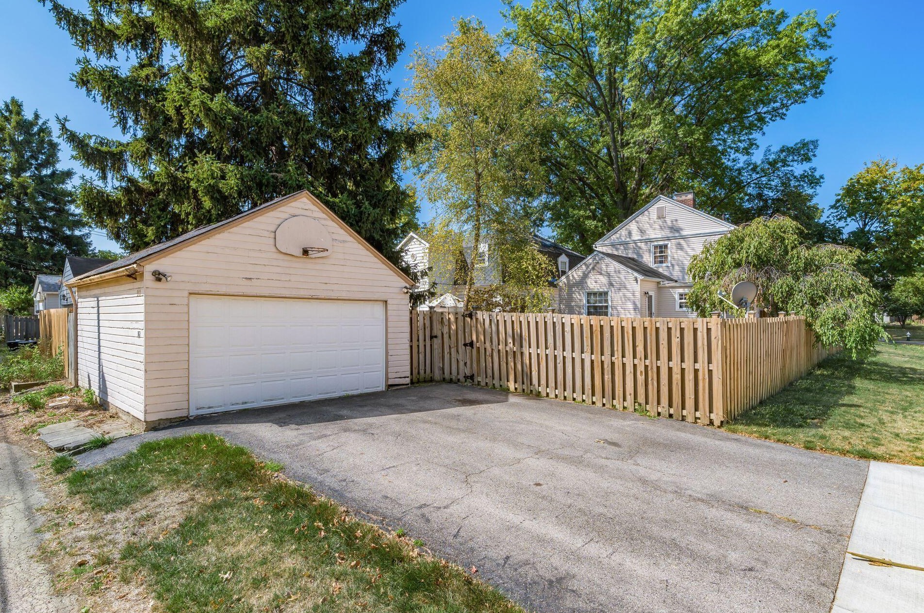 982 Roosevelt Ave, Columbus OH 43209-1559 exterior