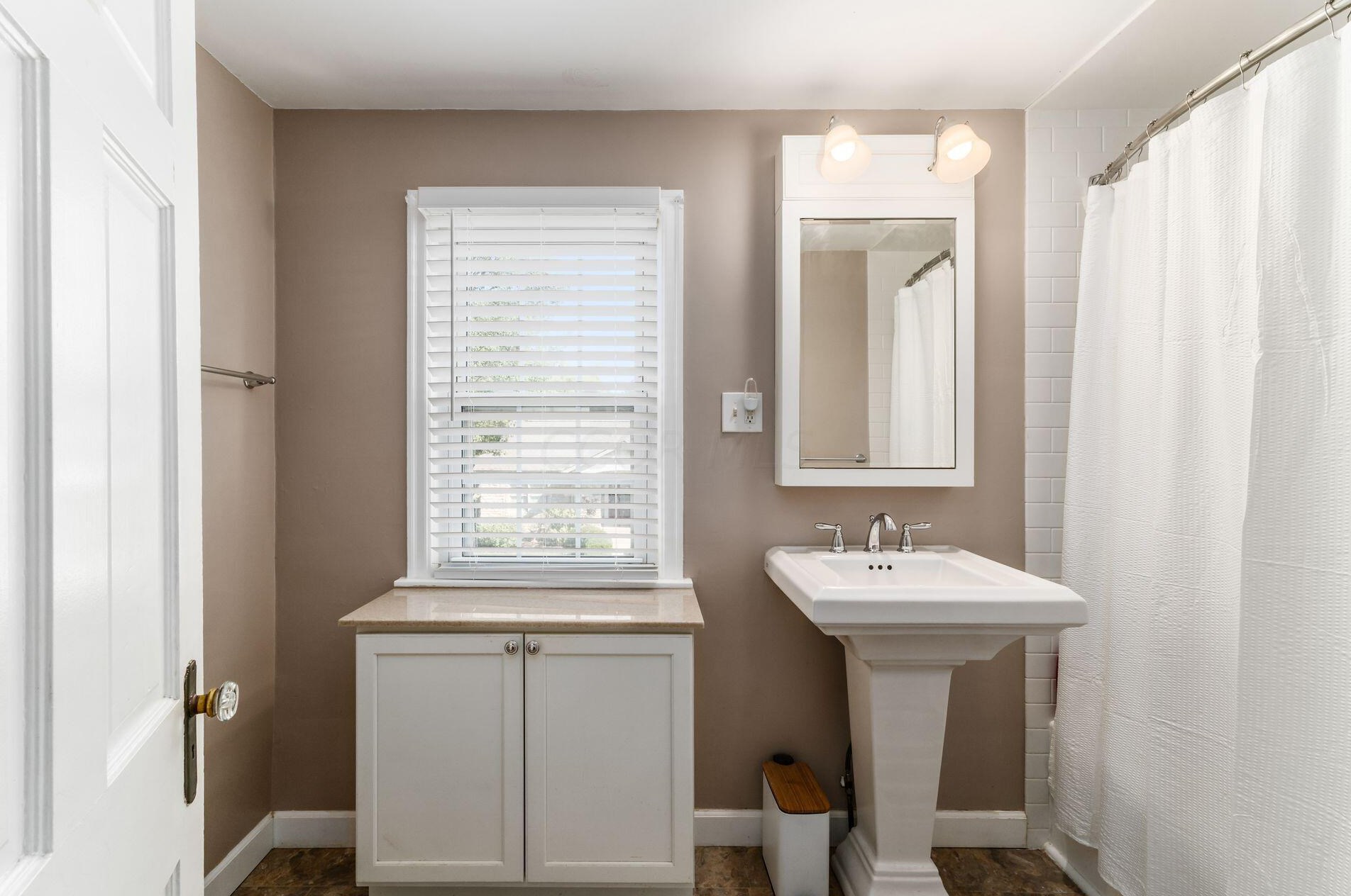 982 Roosevelt Ave, Columbus OH 43209-1559 exterior