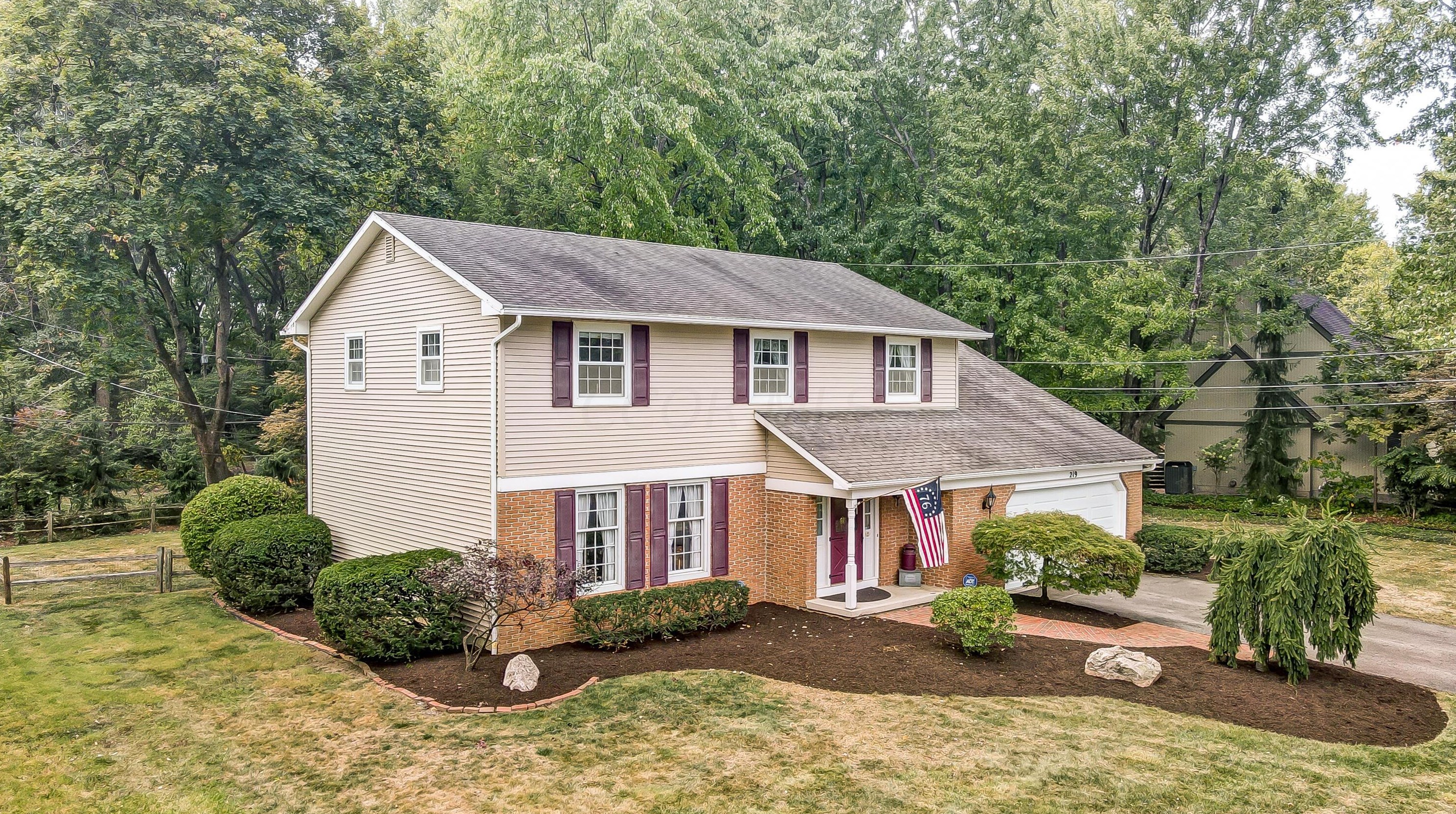 219 Northigh Dr, Sharon Township, OH 43085