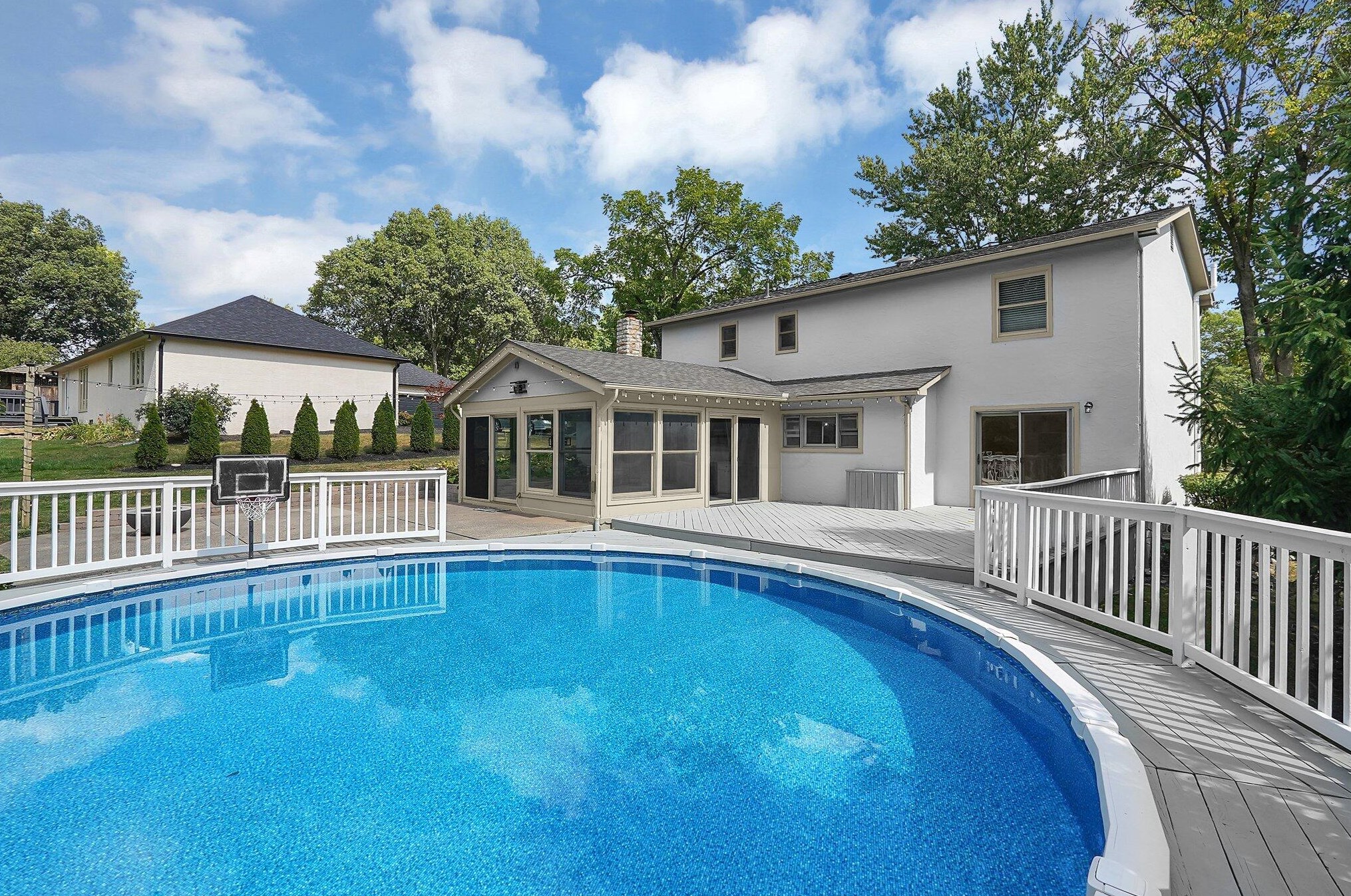 1340 Clubview Blvd, Columbus OH  43235-1273 exterior