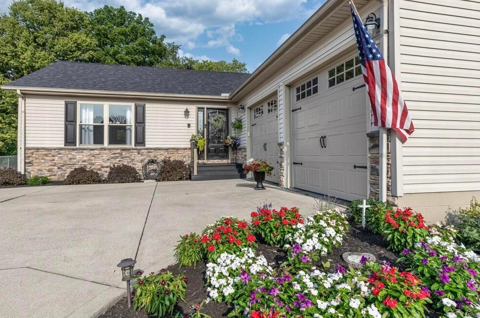 2451 Beverly Hills Dr, Lancaster, OH 43130-1271