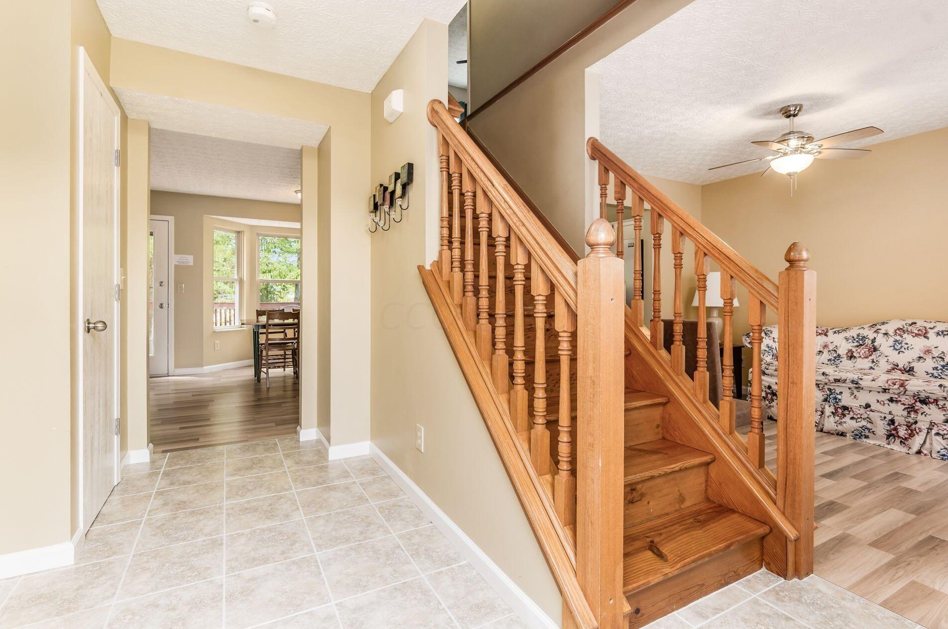 2037 Queens Meadow Ln, Darbydale, OH 43123-1250