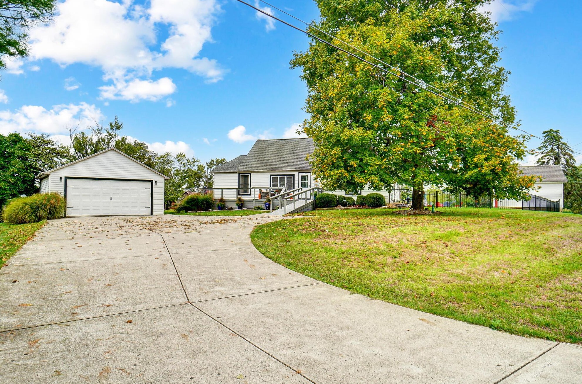1916 E Choctaw Dr, London, OH 43140