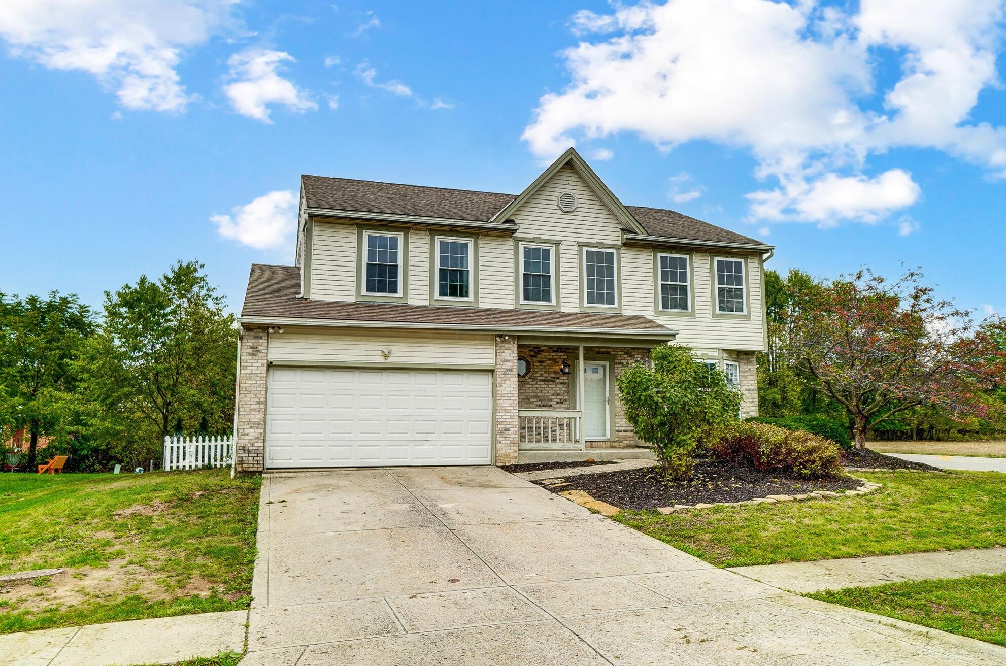 100 Windward Dr, Pataskala, OH 43062