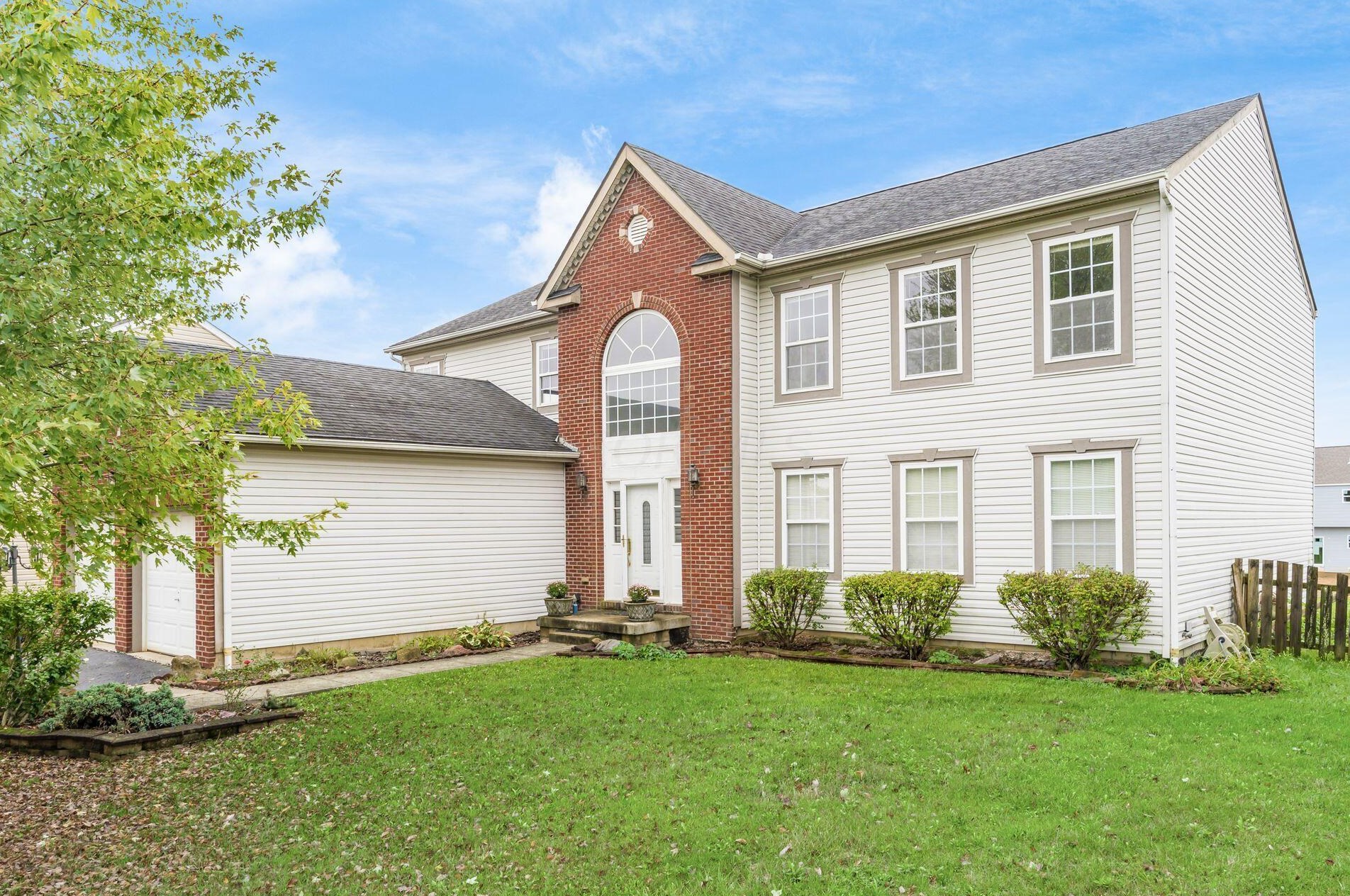 1012 Legacy Ln, Pataskala, OH 43062