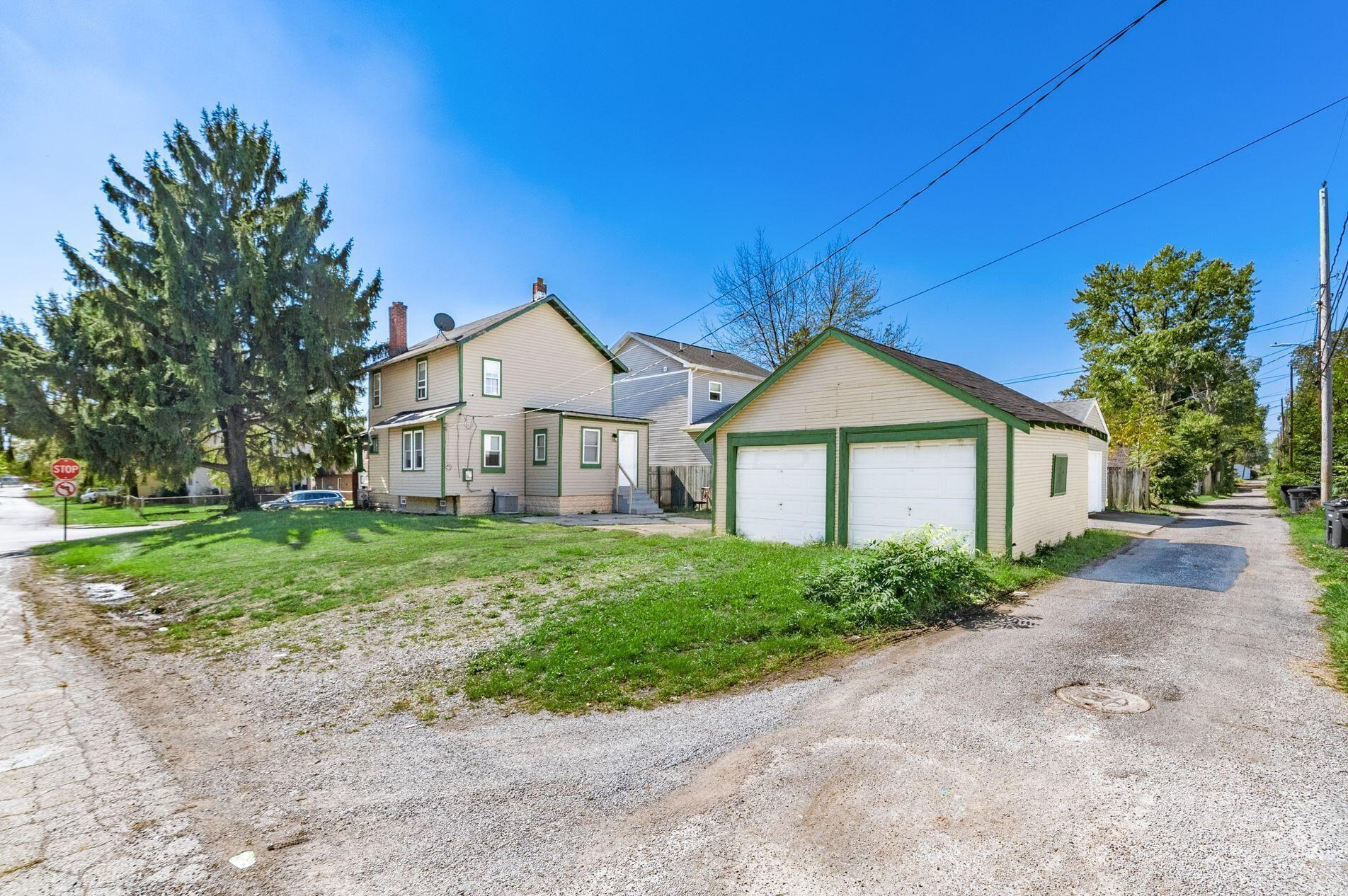 1586 Briarwood Ave, Columbus OH 43211-1502 exterior