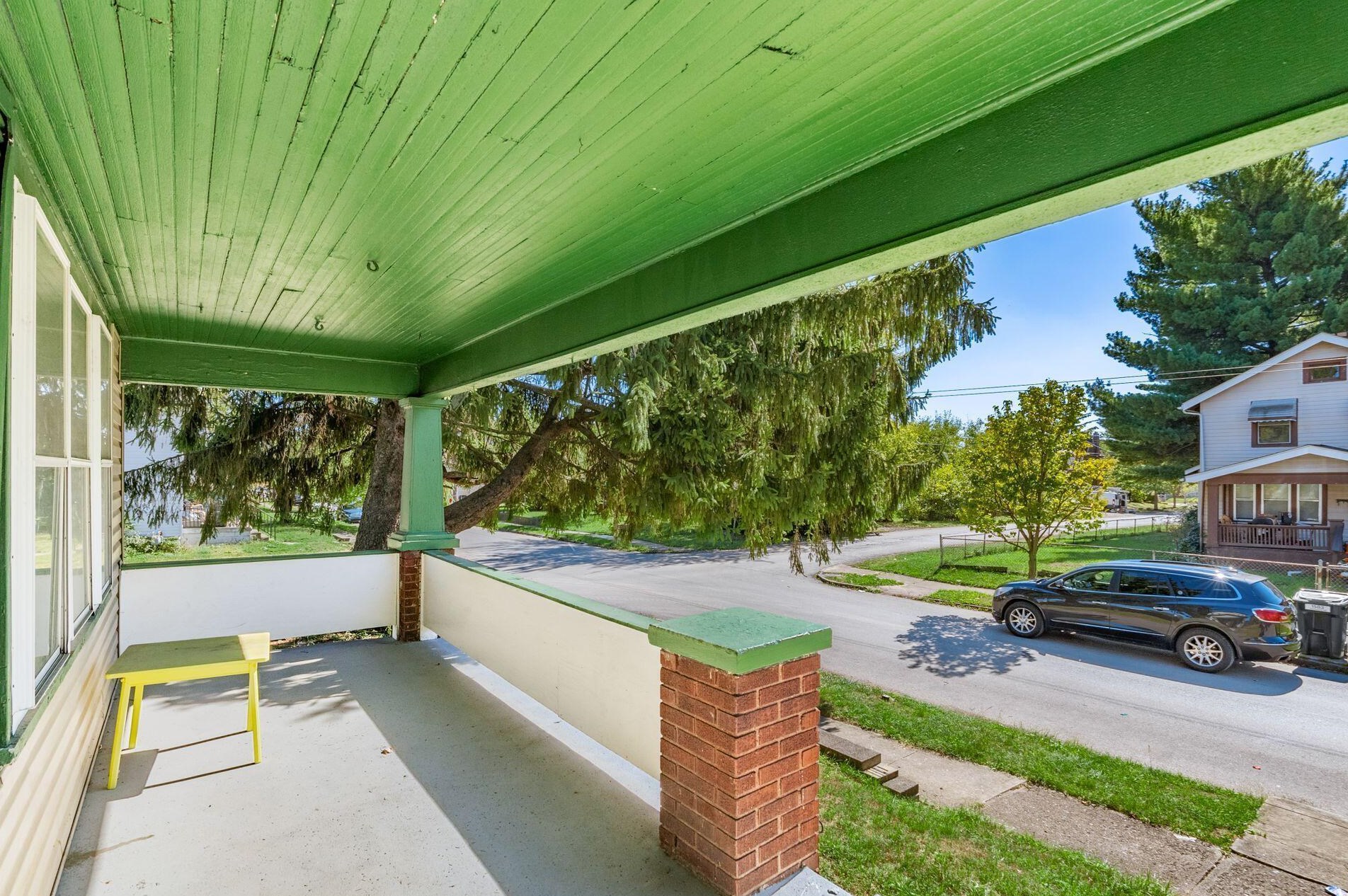 1586 Briarwood Ave, Columbus OH 43211-1502 exterior