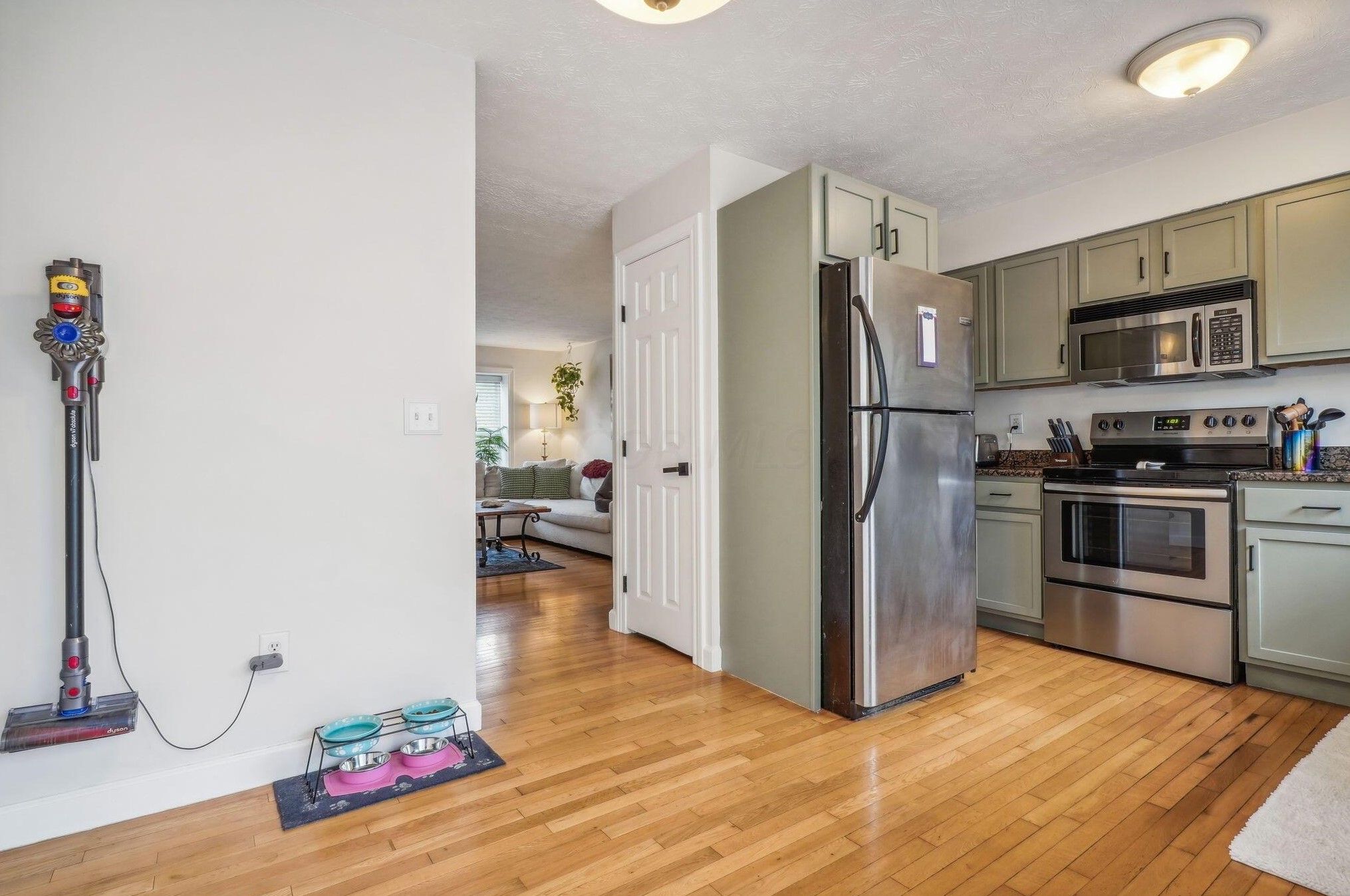 1227 Weybridge Rd, Columbus OH 43220-8102 exterior