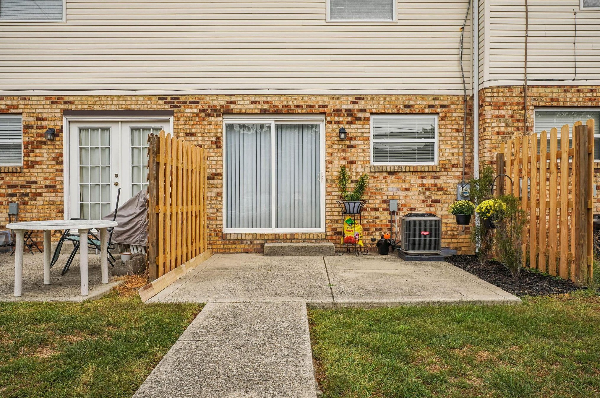 1227 Weybridge Rd, Columbus OH 43220-8102 exterior