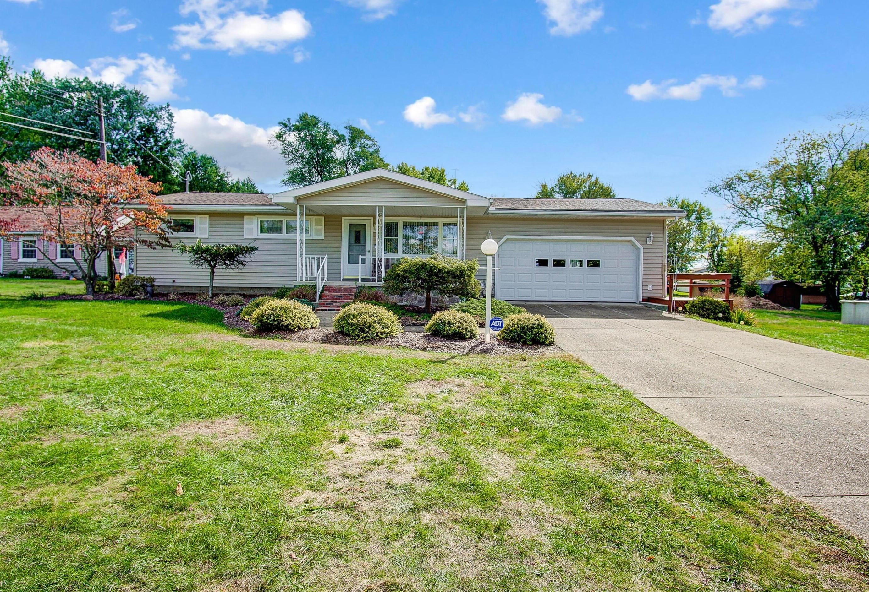 910 Garden Rd, Zanesville, OH 43701
