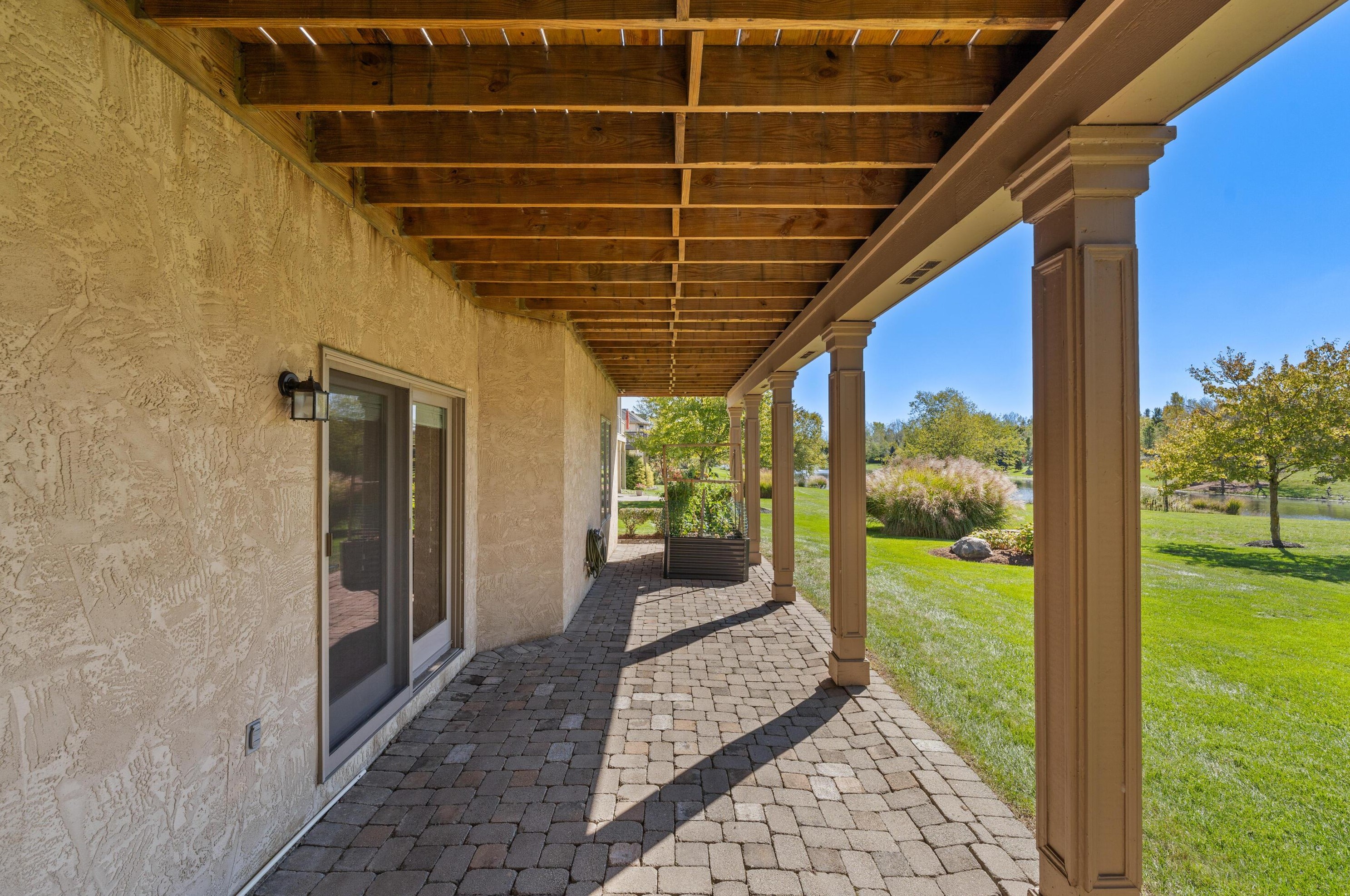 1879 Lake Shore Dr, Columbus OH 43204-4964 exterior