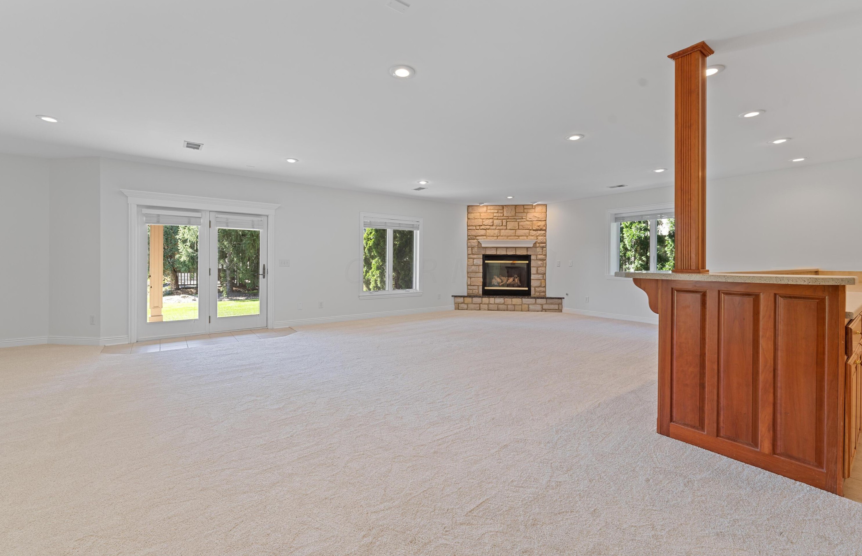 1879 Lake Shore Dr, Columbus OH 43204-4964 exterior