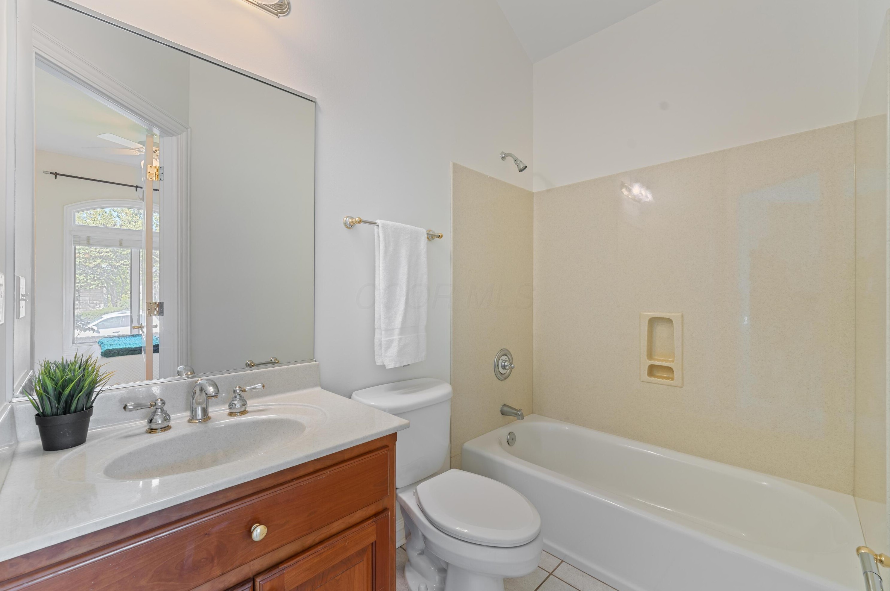 1879 Lake Shore Dr, Columbus OH 43204-4964 exterior