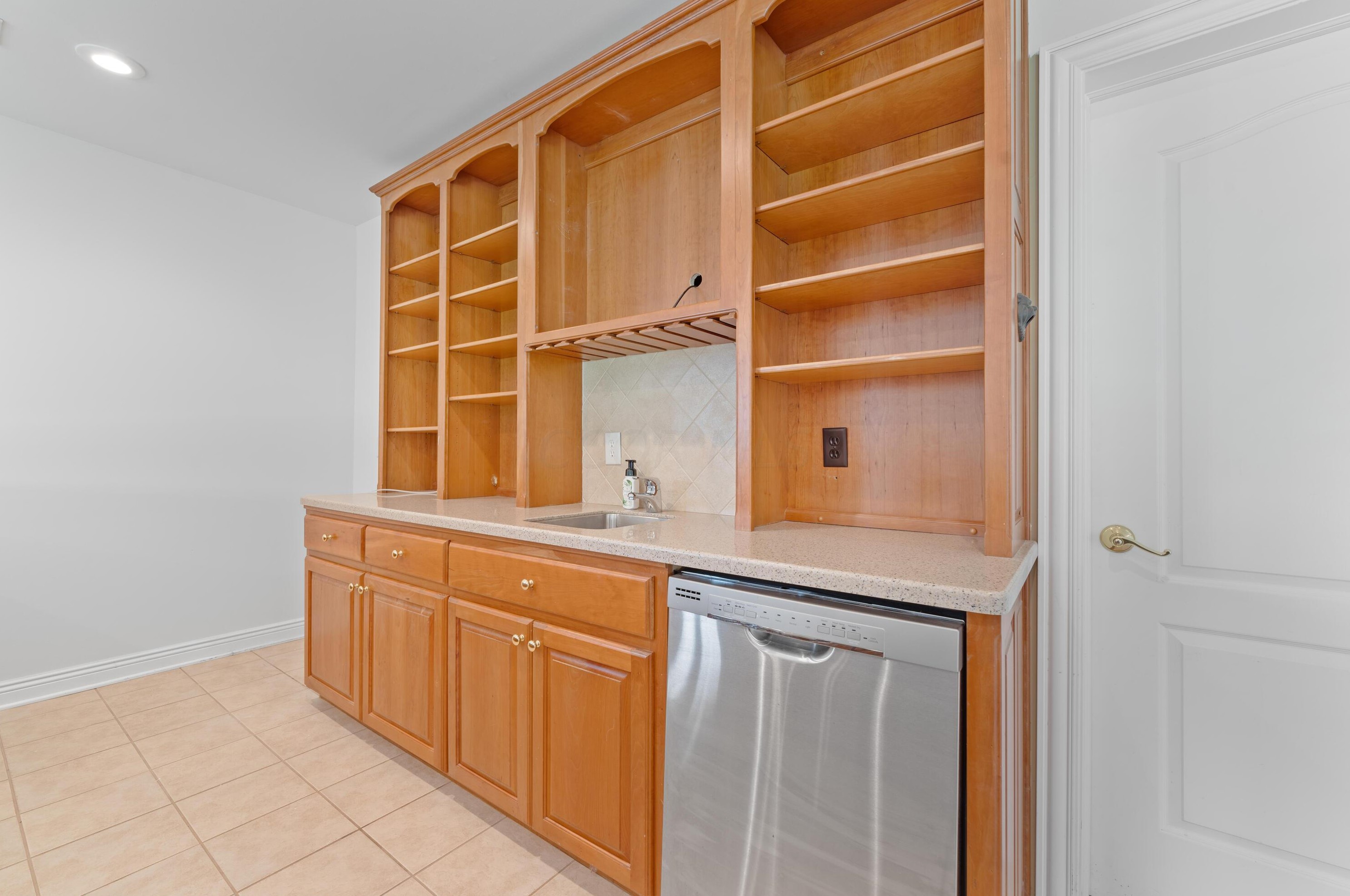 1879 Lake Shore Dr, Columbus OH 43204-4964 exterior