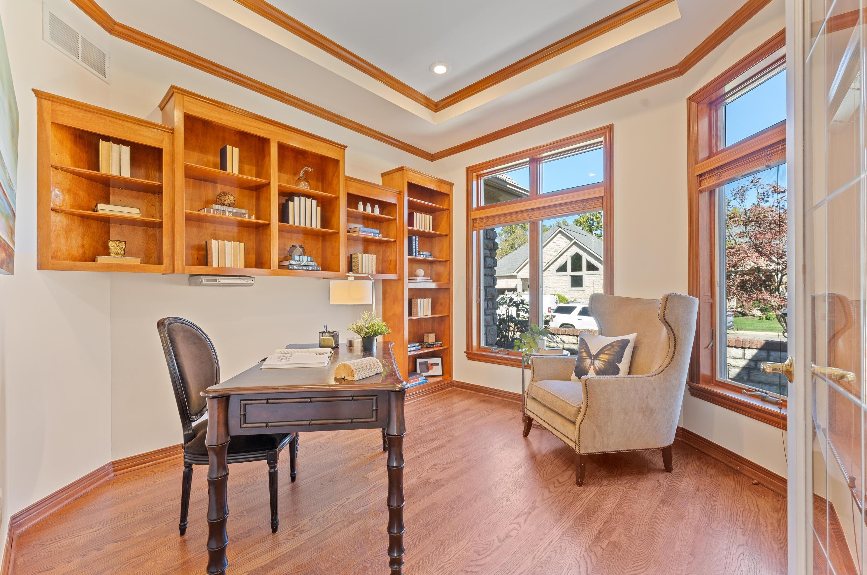 1879 Lake Shore Dr, Columbus OH 43204-4964 exterior