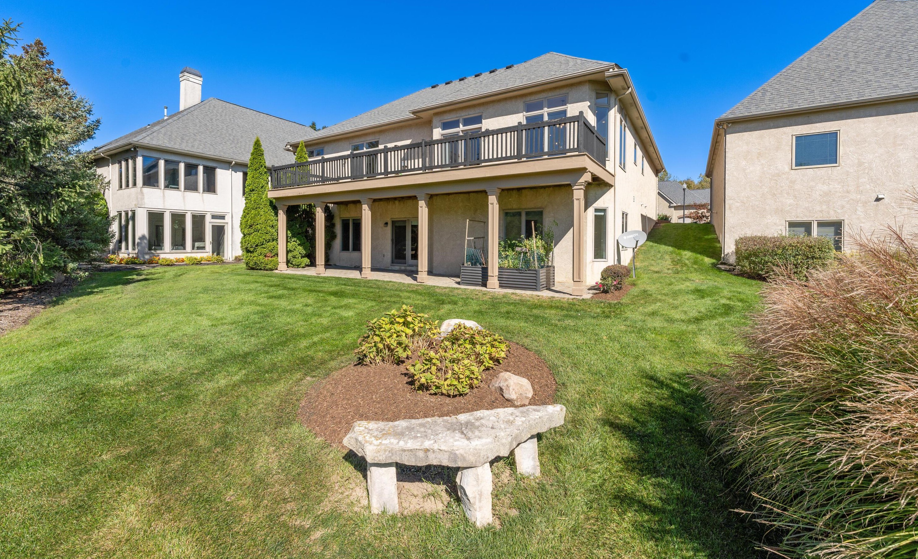 1879 Lake Shore Dr, Columbus OH 43204-4964 exterior